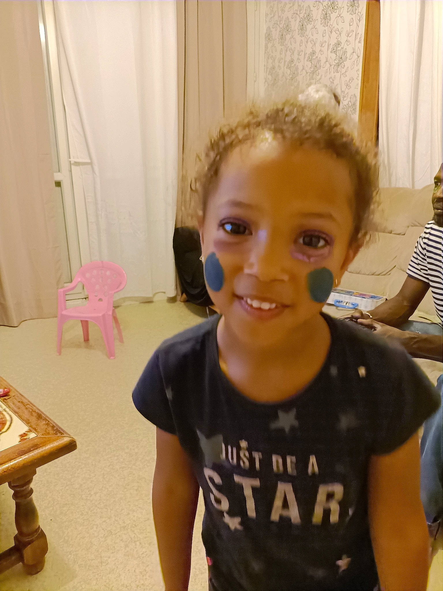 Djessou participe au concours pour gagner de l'argent avec cette photo : arm, chair, chest, chin, curtain, ear, eyebrow, eyelash, finger, happy, human_body, iris, jaw, joint, joy, neck, nose, person, shoulder, smile