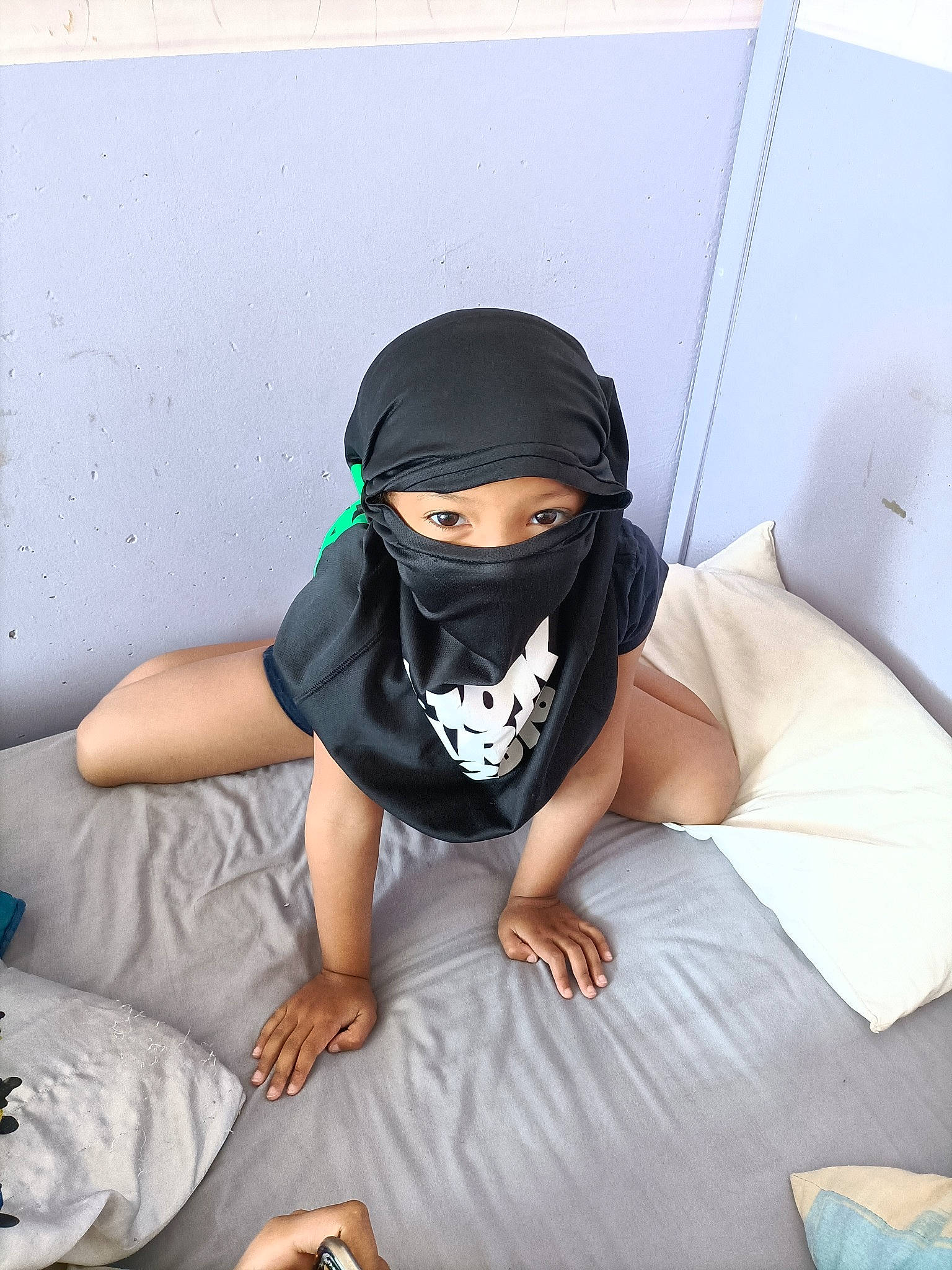 Djessou a rejoint le concours — aidez-le/la à gagner de superbes lots ! arm, baby, baseball_cap, black_hair, cap, comfort, elbow, flash_photography, flooring, grass, headgear, headwear, knee, leisure, person, shorts, shoulder, sleeve, sunglasses, t_shirt