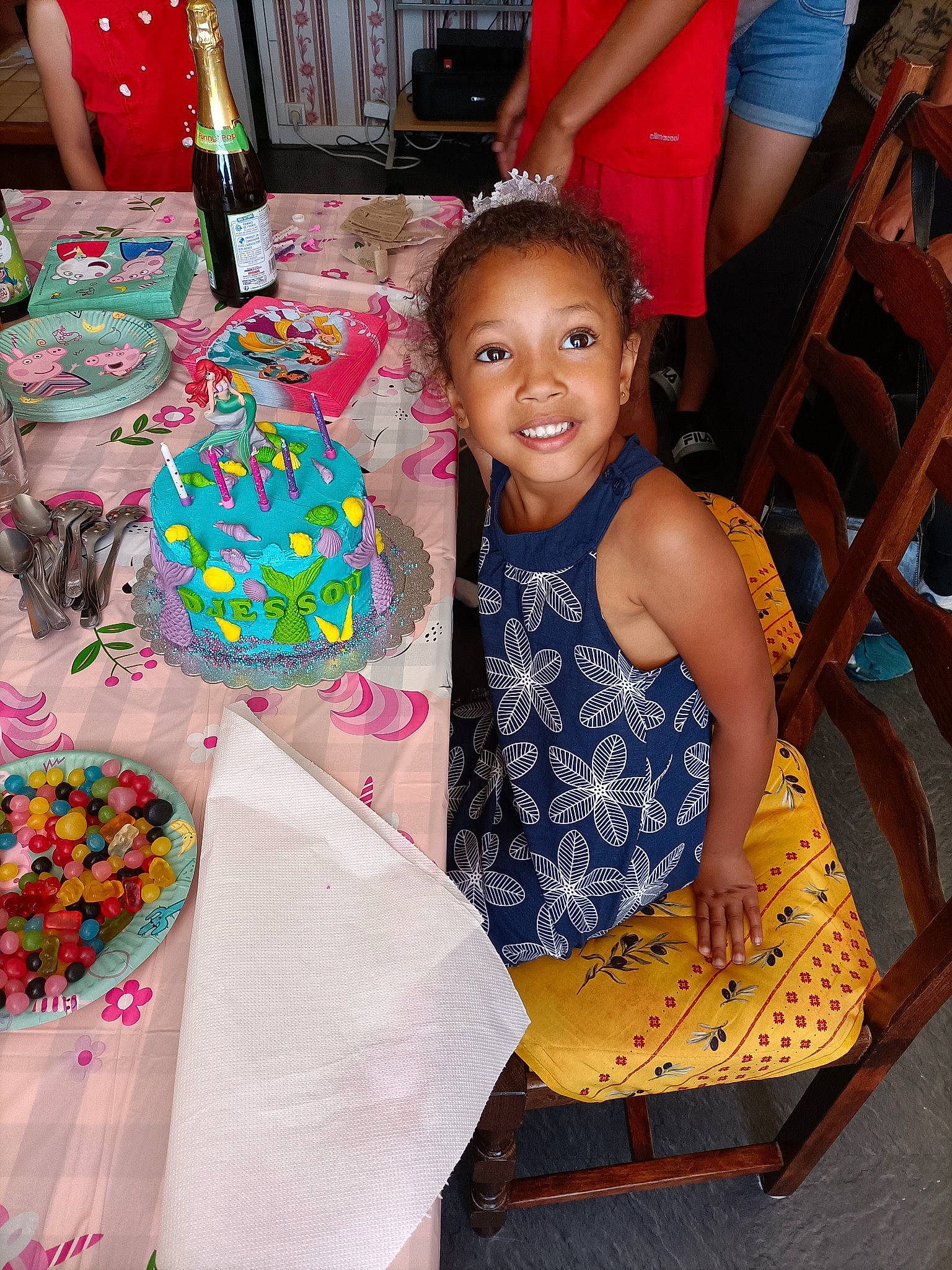 Djessou participe au concours pour gagner de l'argent avec cette photo : art, barefoot, chair, child, event, fun, happy, human_leg, joy, leisure, outdoor_furniture, party, party_supply, pattern, person, sandal, sitting, smile, sweetness, t_shirt