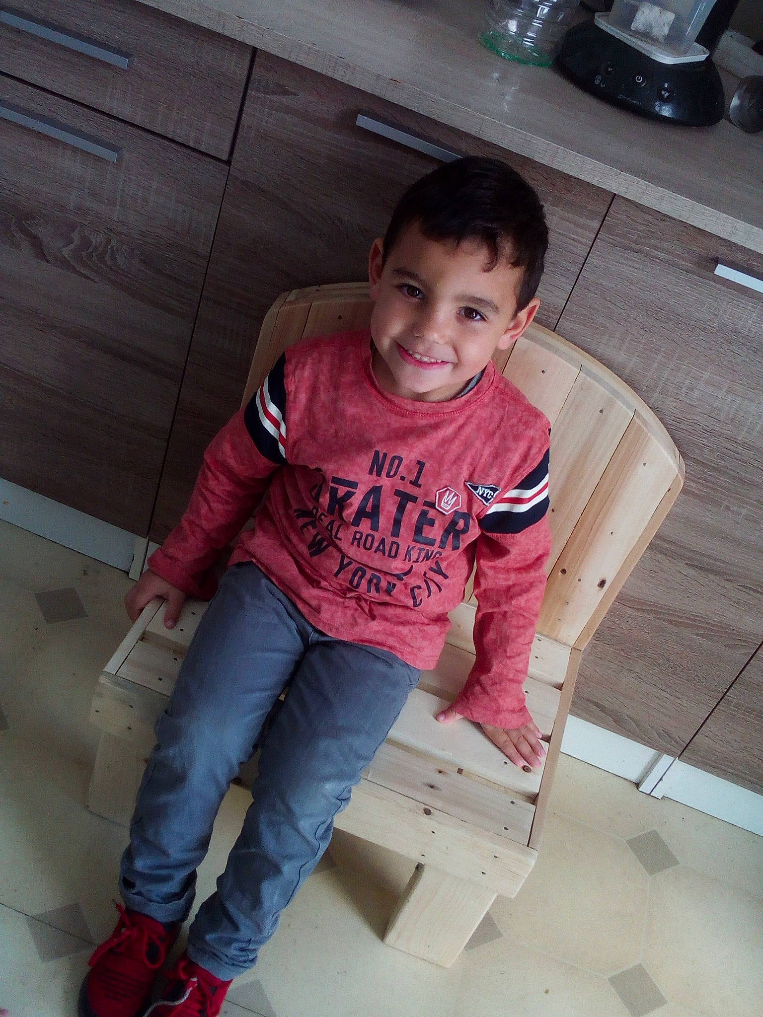 Noah Wacquiez a rejoint le concours — aidez-le/la à gagner de superbes lots ! child, cool, denim, floor, fun, jeans, joy, leg, male, outerwear, person, shoe, sitting, skin, smile, standing, t_shirt, toddler