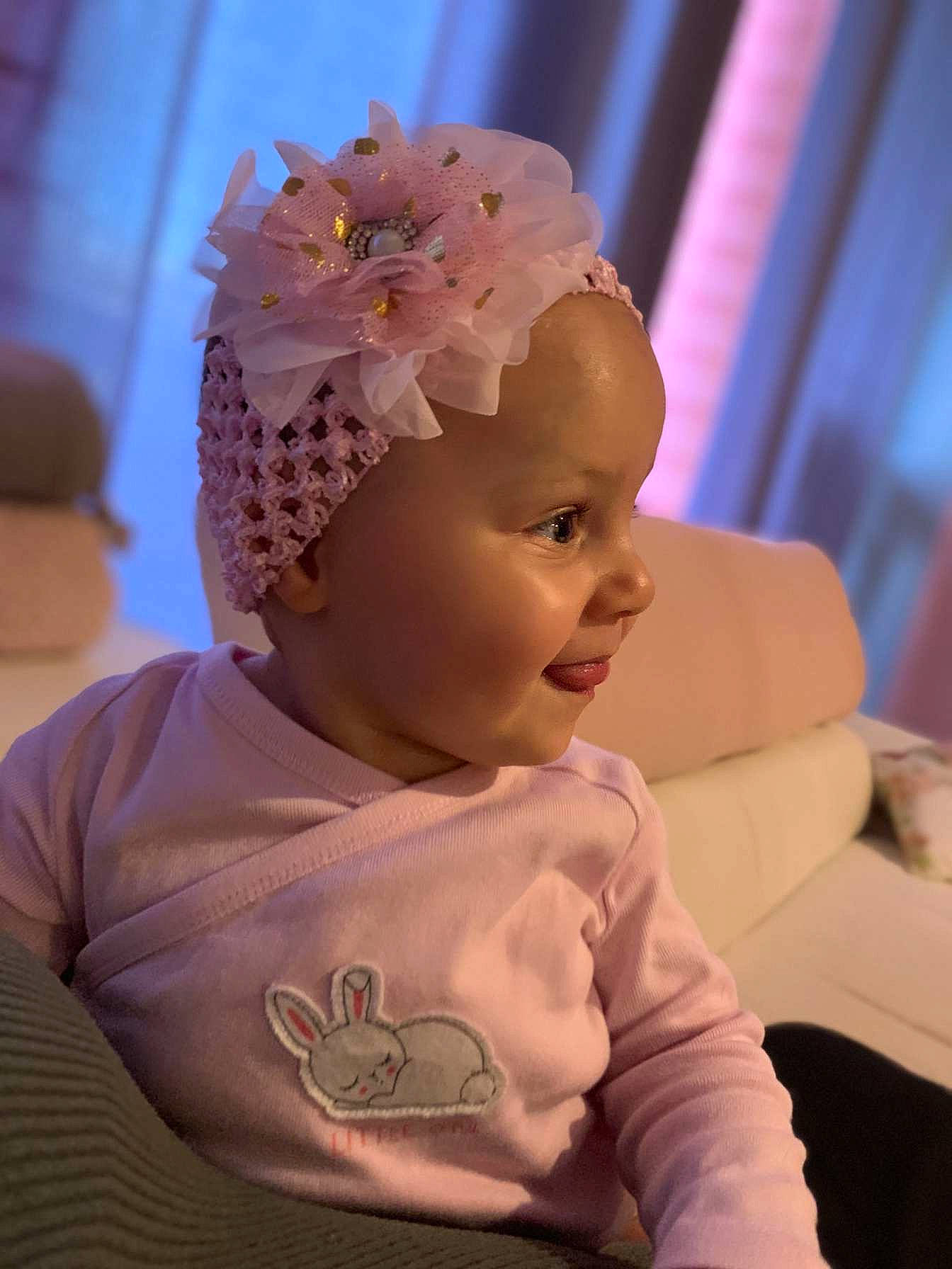 Chelsea participe au concours pour gagner de l'argent avec cette photo : baby, cheek, child, ear, fashion_accessory, forehead, hair_accessory, head, headband, headgear, headpiece, person, pink, toddler