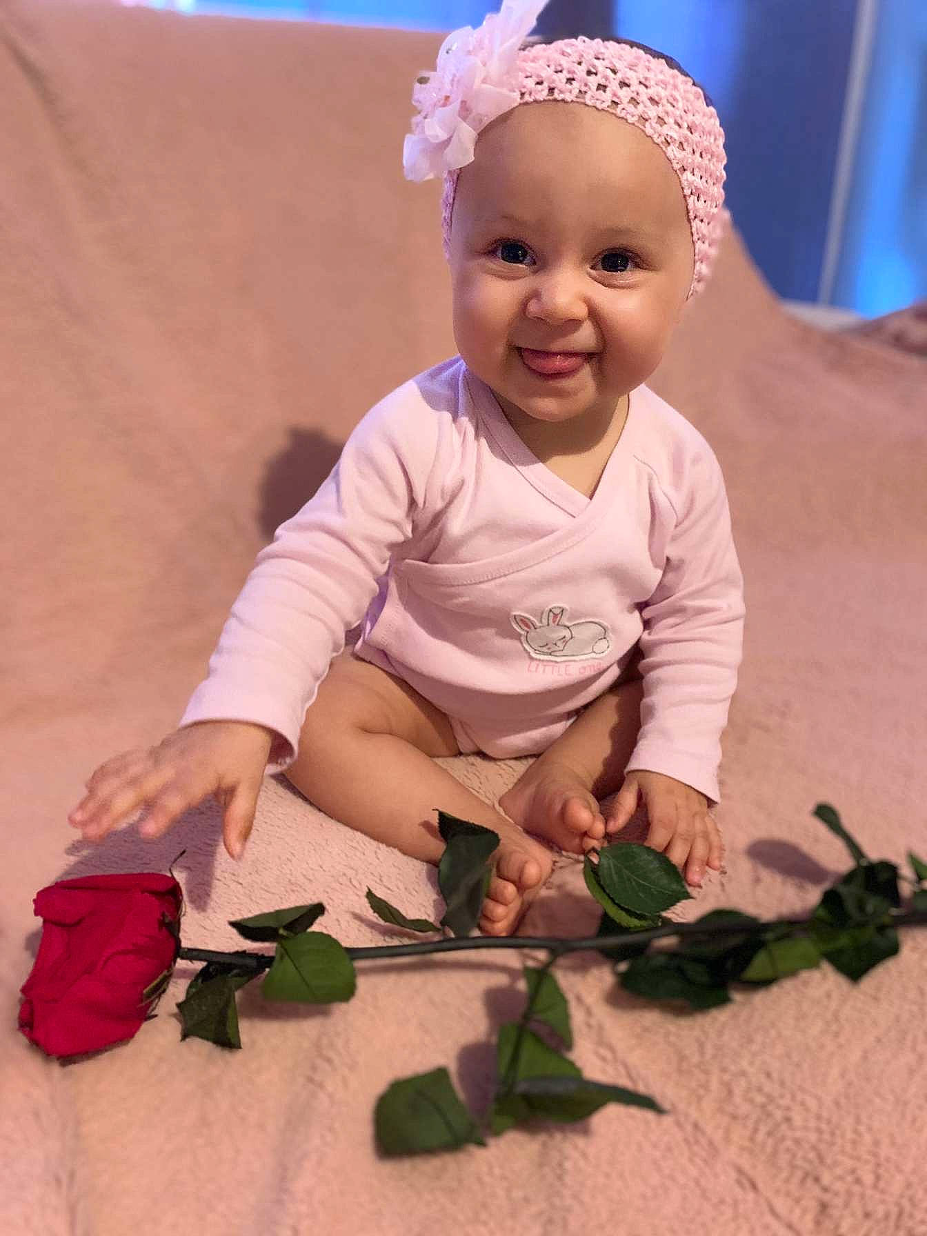 Chelsea participe au concours pour gagner de l'argent avec cette photo : adaptation, baby, child, fun, hair_accessory, happy, headband, headwear, joy, person, plant, play, smile, toddler