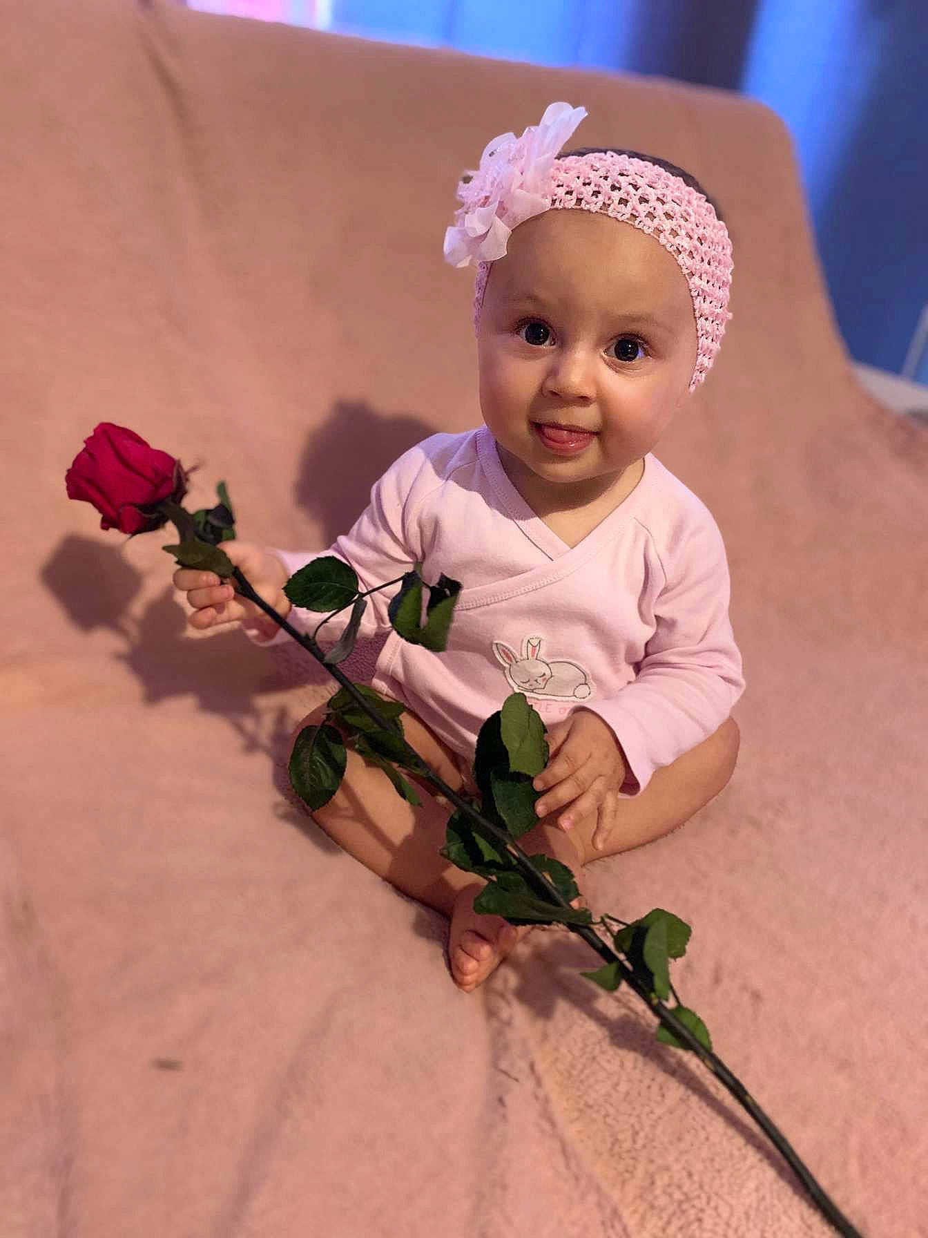 Chelsea a rejoint le concours — aidez-le/la à gagner de superbes lots ! baby, child, cut_flowers, flower, fun, hair_accessory, happy, headband, headgear, headpiece, person, plant, smile, toddler