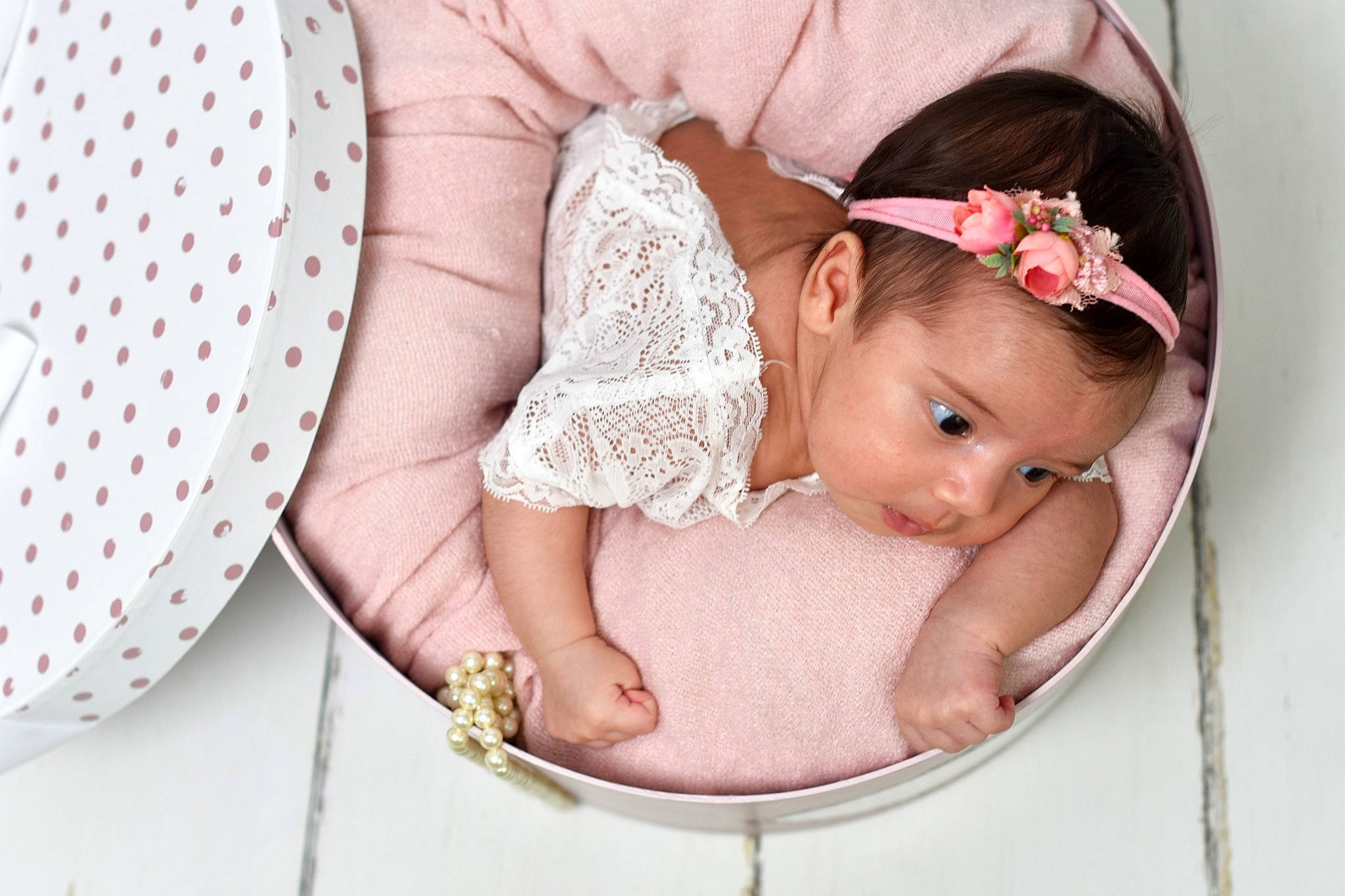 Julia participe au concours pour gagner de l'argent avec cette photo : baby, baby_toddler_clothing, bonnet, child, child_model, comfort, costume_accessory, ear, embellishment, hair_accessory, headband, headgear, headpiece, peach, person, pink, toddler