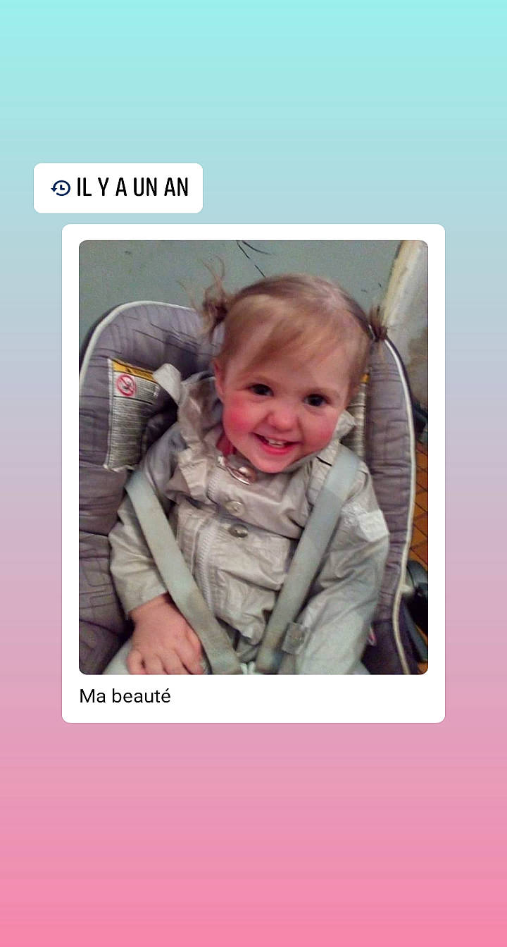 Laïla participe au concours pour gagner de l'argent avec cette photo : adaptation, baby, car_seat, cheek, child, ear, face, facial_expression, head, human, joy, nose, person, photo_caption, photography, product, skin, smile, text, toddler