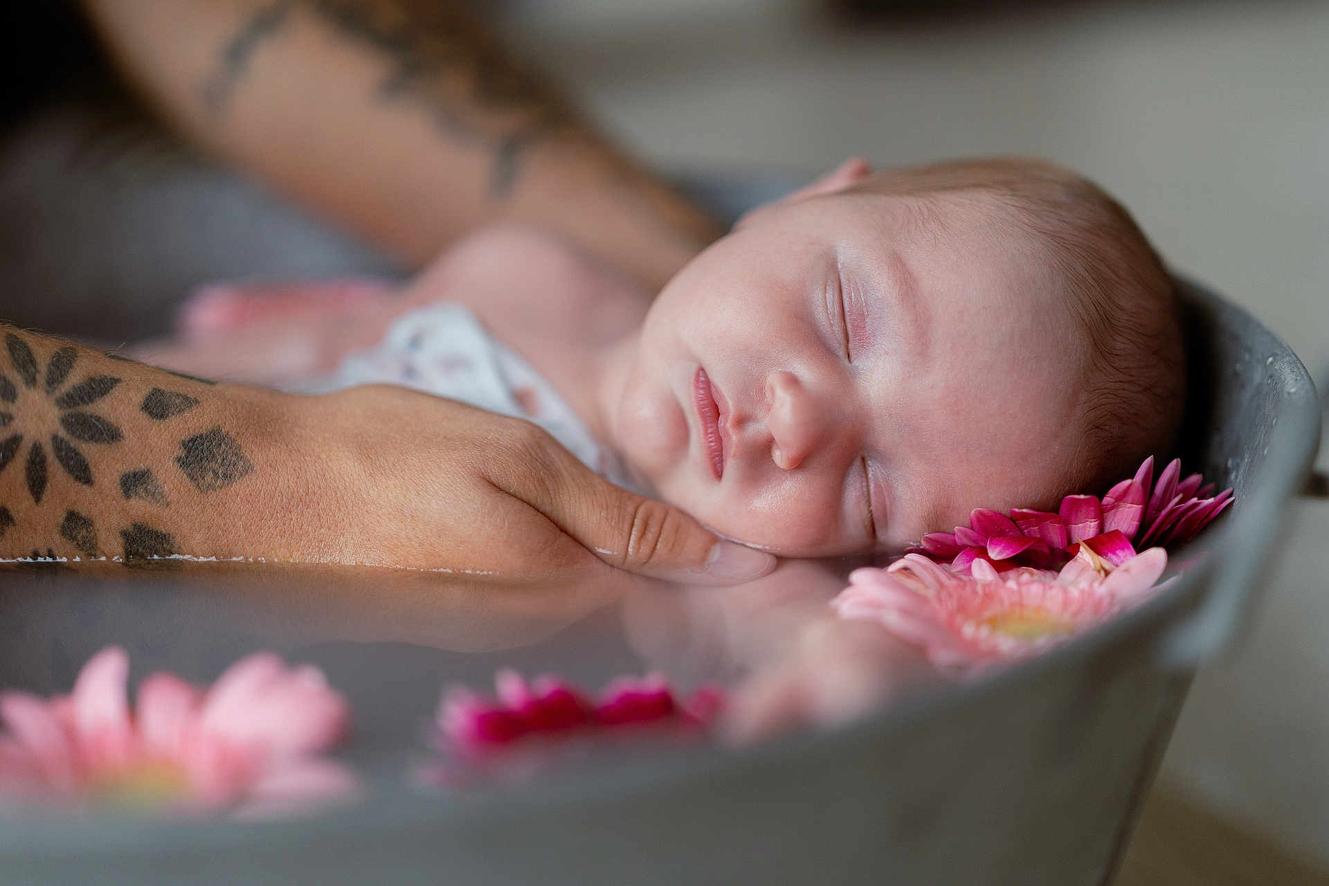 Maë a rejoint le concours — aidez-le/la à gagner de superbes lots ! baby, sleeping, flower, water, tattoo, hand, bath, pink, skin, peaceful, infant, closeup, relaxation, rest, gentle, portrait, soft_focus, calm, indoor, newborn