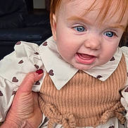 Oxana a rejoint le concours — aidez-le/la à gagner de superbes lots ! baby, blue_eyes, child, clothing, cute, face, furniture, hand, happy, heart_pattern, home, indoor, knitted_vest, person, portrait, red_hair, sitting, smiling, toddler, window