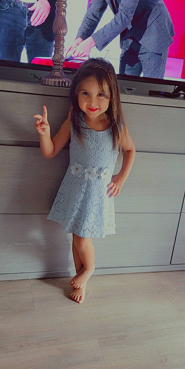 Nayla a rejoint le concours — aidez-le/la à gagner de superbes lots ! beauty, day_dress, dress, fashion_design, flash_photography, flooring, gesture, happy, joint, joy, knee, leg, one_piece_garment, person, pink, shoulder, skin, sleeve, standing, thigh