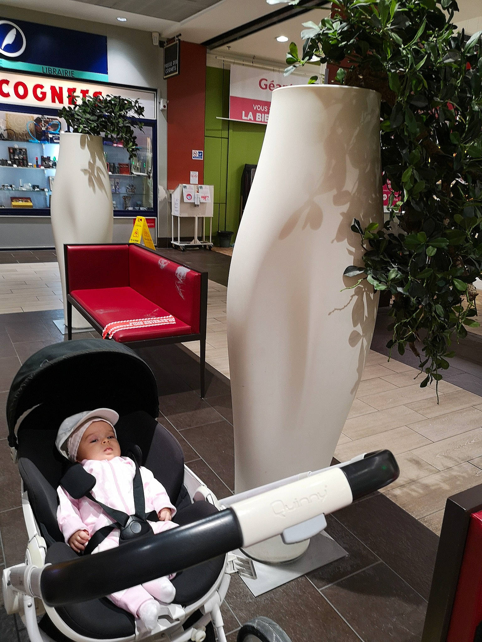 Lilia a rejoint le concours — aidez-le/la à gagner de superbes lots ! baby_carriage, beauty_salon, headwear, leg, person, product