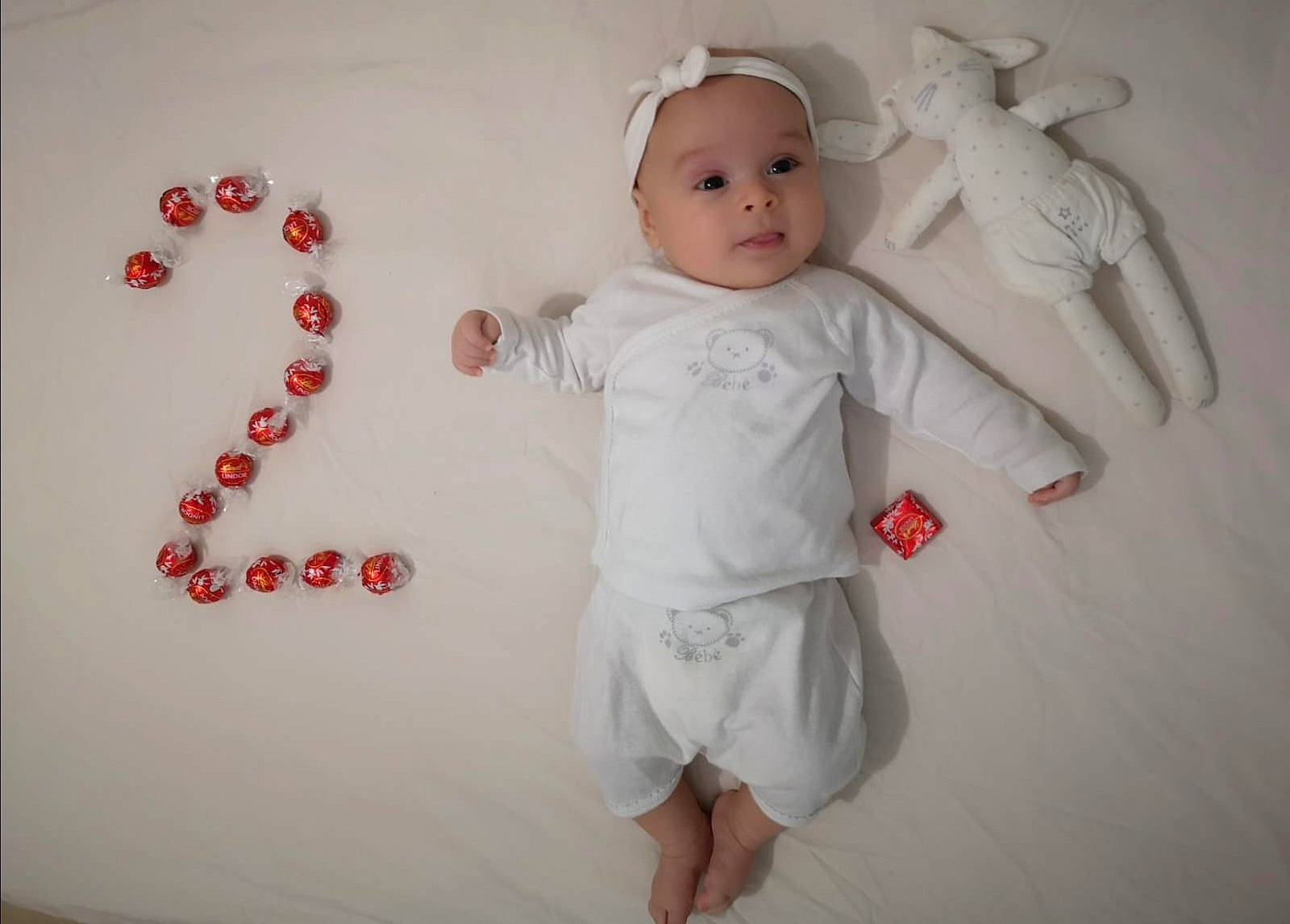 Lilia a rejoint le concours — aidez-le/la à gagner de superbes lots ! baby, baby_products, baby_toddler_clothing, child, headwear, joint, person, product, toddler, white