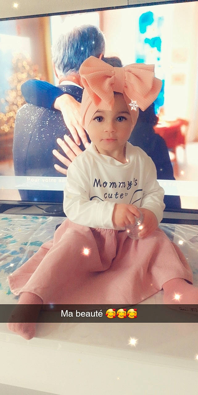 Sinaya a rejoint le concours — aidez-le/la à gagner de superbes lots ! abdomen, baby, baby_toddler_clothing, cap, chest, child, costume_hat, fashion_accessory, fun, happy, hat, headwear, human_leg, knee, leisure, muscle, person, room, sitting, skin