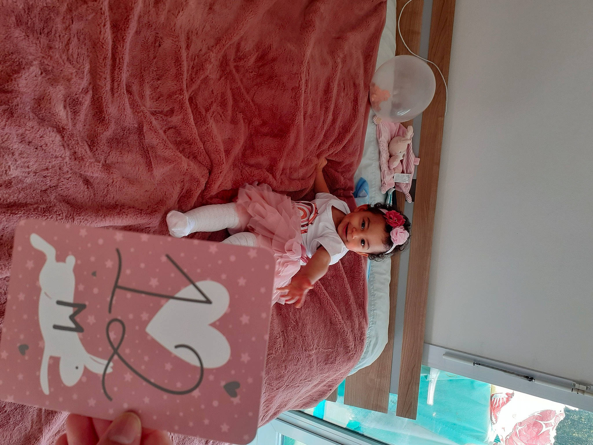 Sinaya a rejoint le concours — aidez-le/la à gagner de superbes lots ! baby, baby_products, baby_toddler_clothing, child, comfort, dress, happy, joy, linens, magenta, person, pink, room, sleeve, toddler, tree, wood