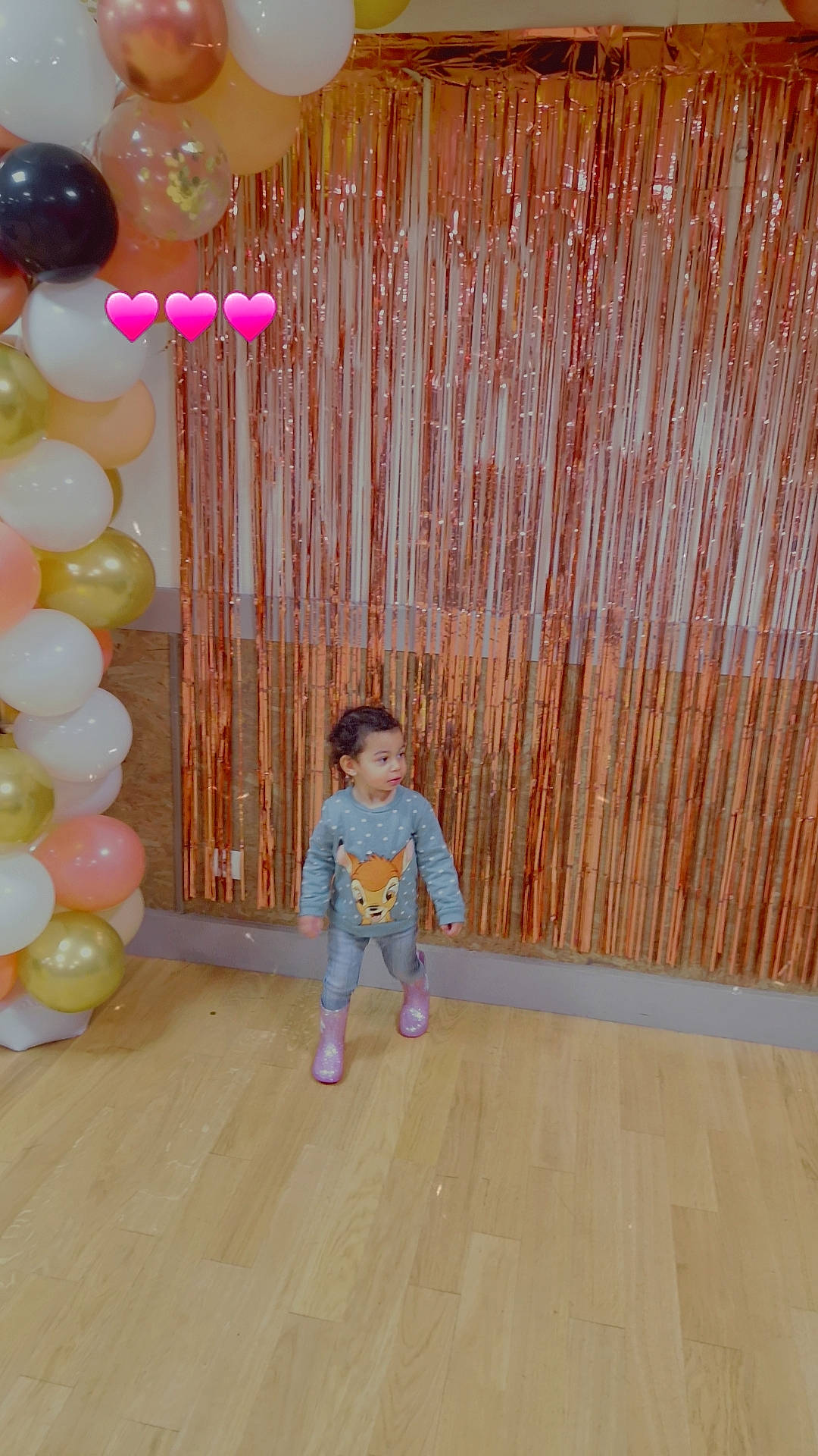 Sinaya a rejoint le concours — aidez-le/la à gagner de superbes lots ! arch, baby_toddler_clothing, balloon, child, event, flooring, fun, happy, hardwood, leisure, magenta, party_supply, pattern, peach, person, play, room, toddler, wood, wood_flooring