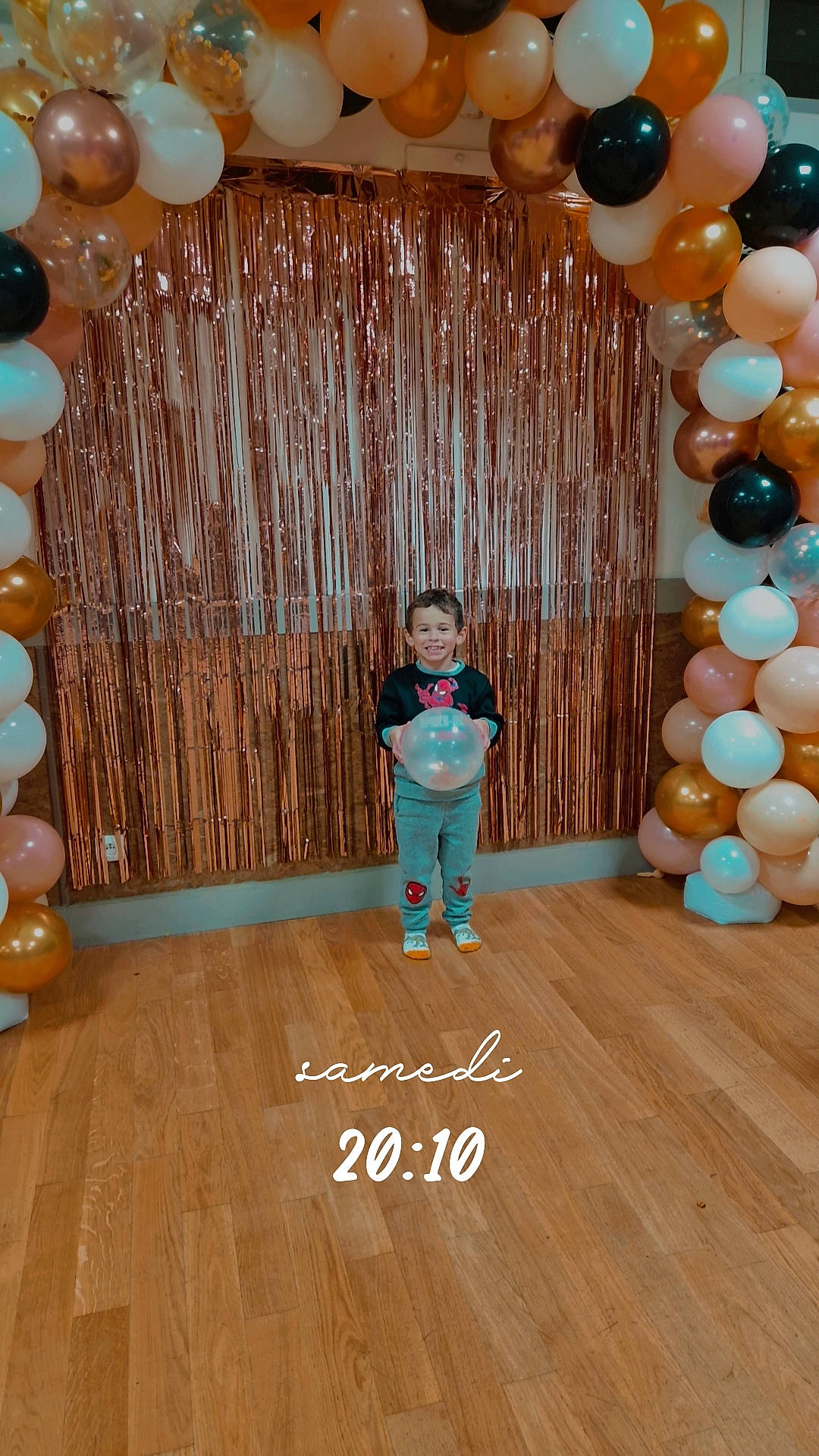 Mayron a rejoint le concours — aidez-le/la à gagner de superbes lots ! arch, balloon, blue, circle, decoration, electric_blue, event, flooring, fun, glass, hardwood, jewellery, joy, laminate_flooring, party, party_supply, pattern, person, room, wood