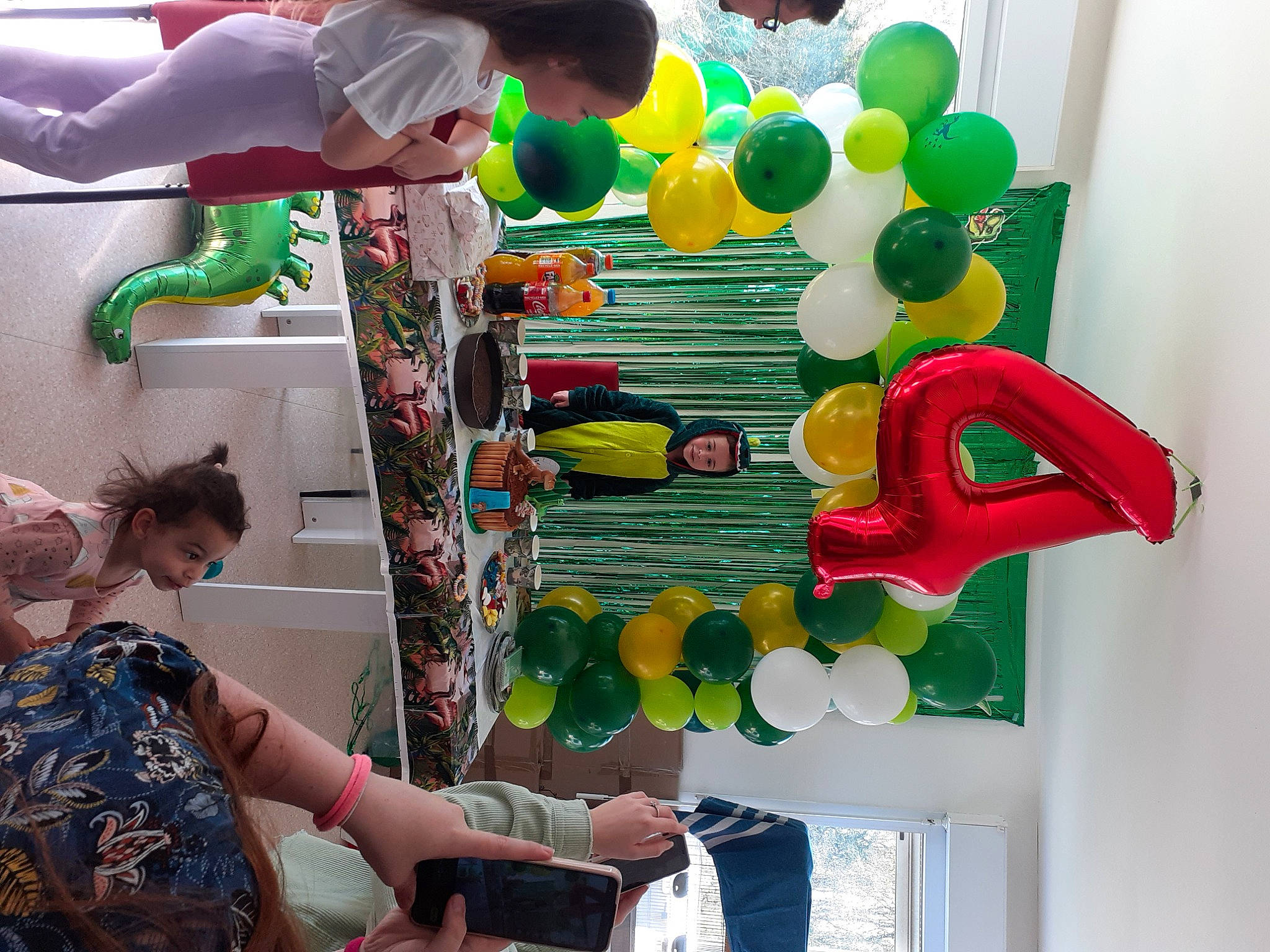 Mayron a rejoint le concours — aidez-le/la à gagner de superbes lots ! art, artist, balloon, child, event, fashion_design, fun, green, happy, headwear, leisure, paint, party, party_supply, person, play, room, t_shirt, toy, visual_arts