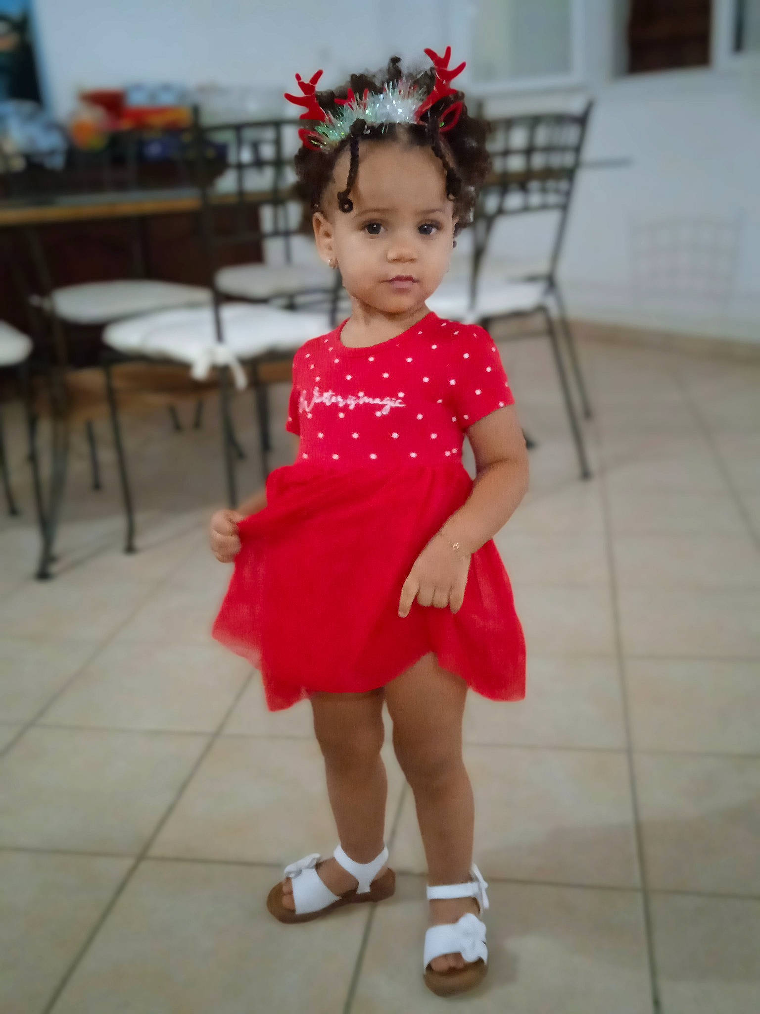 Shanna a rejoint le concours — aidez-le/la à gagner de superbes lots ! baby_toddler_clothing, chair, child, day_dress, dress, event, face, fashion_design, flooring, footwear, fun, hair, happy, human_leg, leg, one_piece_garment, person, sandal, sleeve, toddler