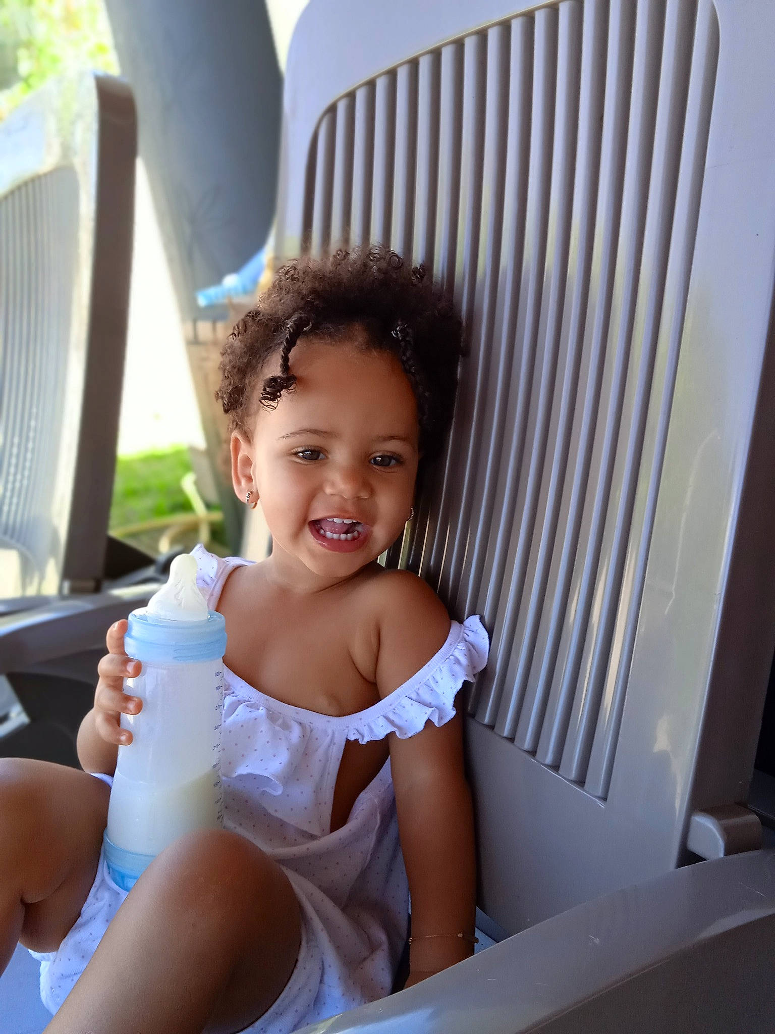 Shanna participe au concours pour gagner de l'argent avec cette photo : automotive_exterior, baby, baby_toddler_clothing, child, comfort, fun, hairstyle, happy, human_leg, joy, leisure, person, sitting, smile, thigh, thumb, toddler, vacation