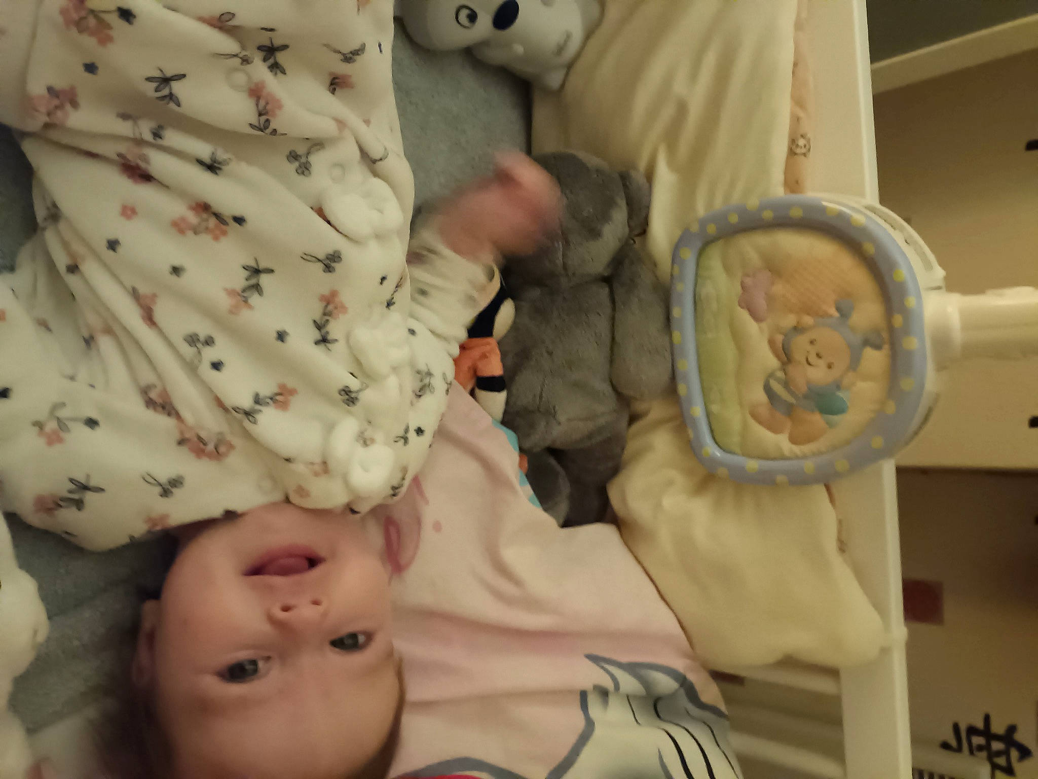 Alexyanne a rejoint le concours — aidez-le/la à gagner de superbes lots ! baby, baby_products, baby_safety, baby_sleeping, baby_toddler_clothing, cheek, child, comfort, linens, mouth, pattern, person, room, skin, sleeve, stuffed_toy, textile, toddler, toy, white