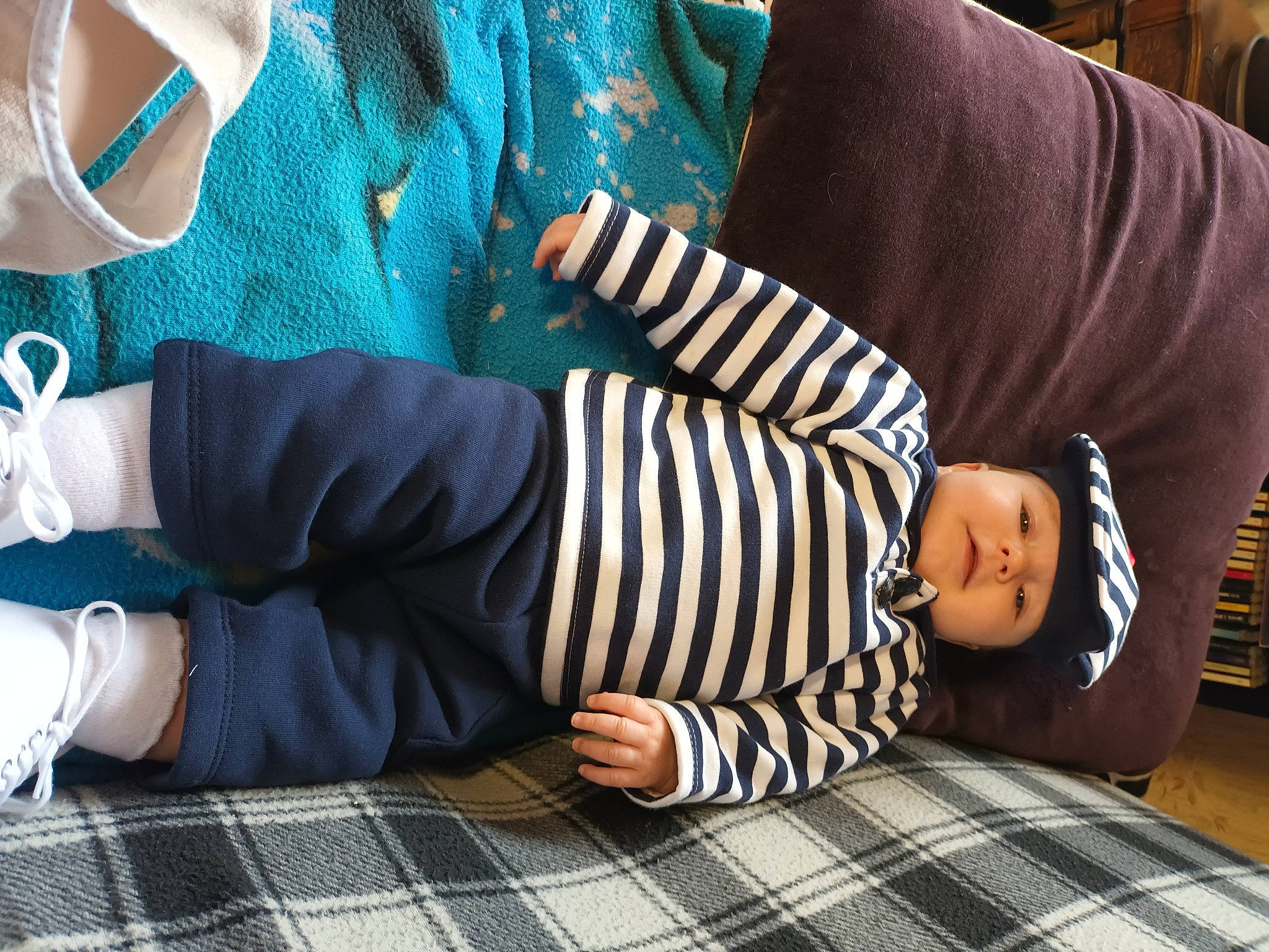 Alexyanne a rejoint le concours — aidez-le/la à gagner de superbes lots ! baby, baby_toddler_clothing, child, comfort, design, electric_blue, foot, hat, headwear, human_leg, knee, pattern, person, plaid, sitting, sleeve, sock, tartan, textile, thigh