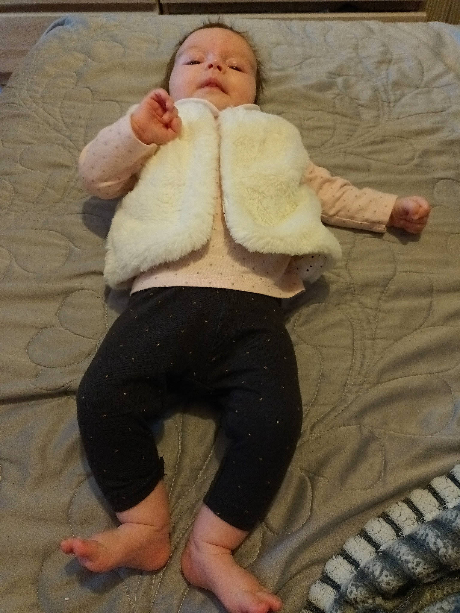 Alexyanne participe au concours pour gagner de l'argent avec cette photo : abdomen, automotive_tire, baby, barefoot, chest, comfort, flooring, foot, fur, human_leg, joint, knee, lap, leg, person, shorts, sunglasses, thigh, trunk, waist