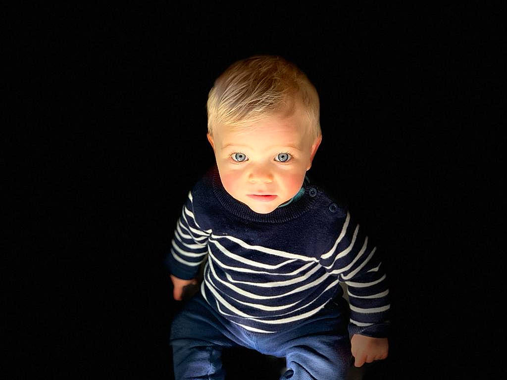 étienne participe au concours pour gagner de l'argent avec cette photo : baby, baby_toddler_clothing, blond, cheek, child, child_model, ear, elbow, flash_photography, long_sleeved_t_shirt, person, photo_shoot, portrait, portrait_photography, sitting, sleeve, toddler