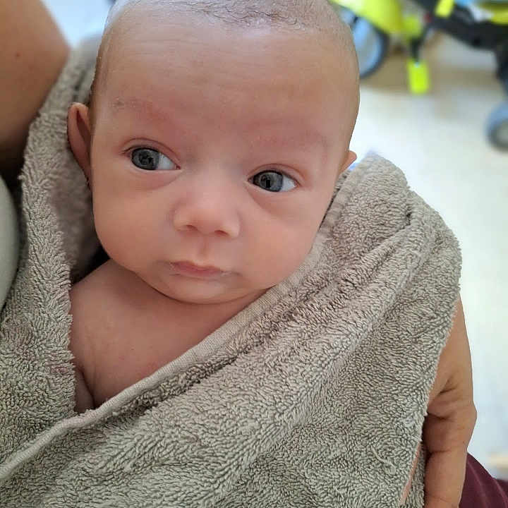 Catherine a rejoint le concours — aidez-le/la à gagner de superbes lots ! baby, child, closeup, cute, expression, eyes, face, hand, holding, human, indoor, infant, newborn, person, portrait, skin, soft_texture, towel, wrapped, young