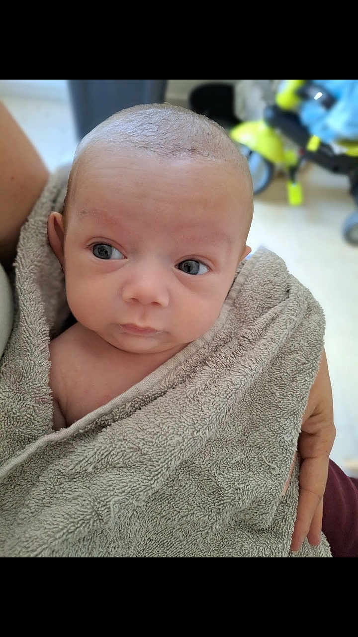 Catherine a rejoint le concours — aidez-le/la à gagner de superbes lots ! baby, child, closeup, cute, expression, eyes, face, hand, holding, human, indoor, infant, newborn, person, portrait, skin, soft_texture, towel, wrapped, young