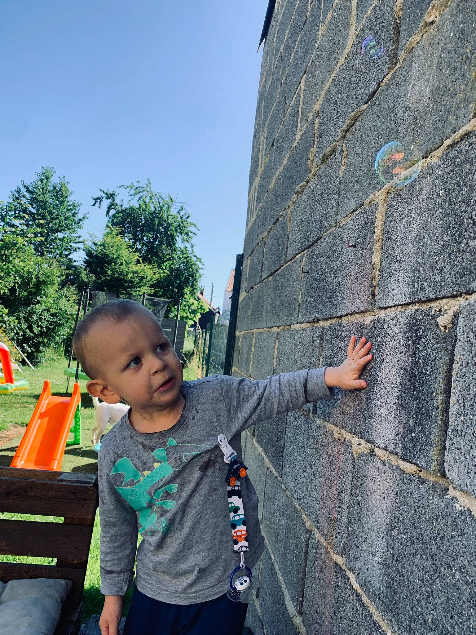 Imran participe au concours pour gagner de l'argent avec cette photo : adventure, child, concrete, fun, grass, happy, leisure, person, play, recreation, rock, sitting, sky, t_shirt, temple, toddler, tourism, travel, tree, vacation