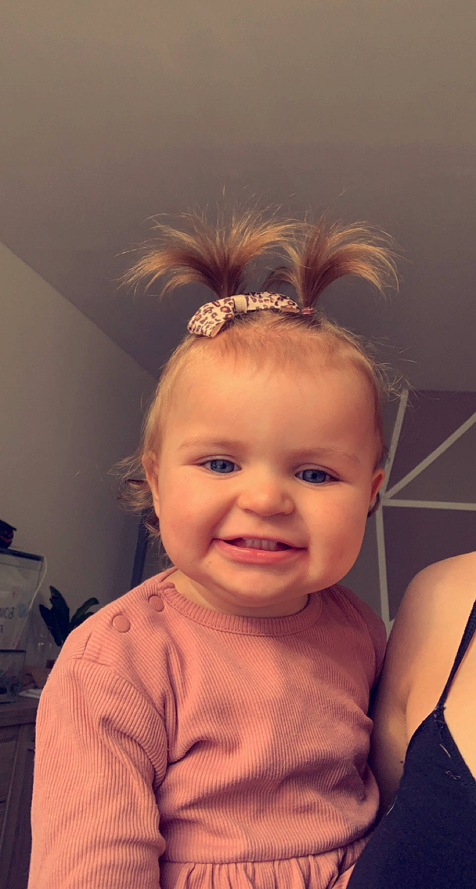 Aliyah a rejoint le concours — aidez-le/la à gagner de superbes lots ! baby, baby_toddler_clothing, brown_hair, cheek, child, ear, eye, eyelash, face, fashion_accessory, flash_photography, happy, headband, headpiece, human_body, iris, joy, lip, person, skin