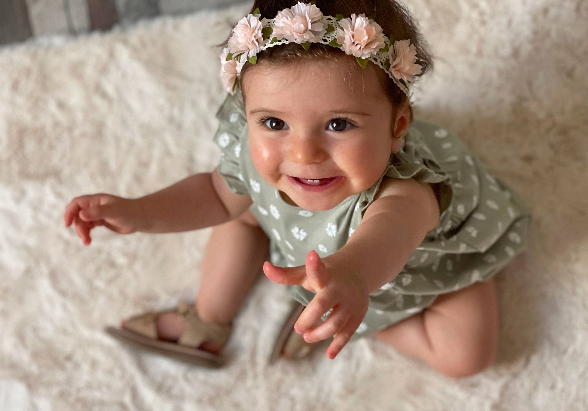 Calie participe au concours pour gagner de l'argent avec cette photo : baby, baby_toddler_clothing, child, embellishment, eye, finger, flash_photography, flower, grass, happy, headband, headgear, headpiece, headwear, iris, joy, person, petal, pink, skin