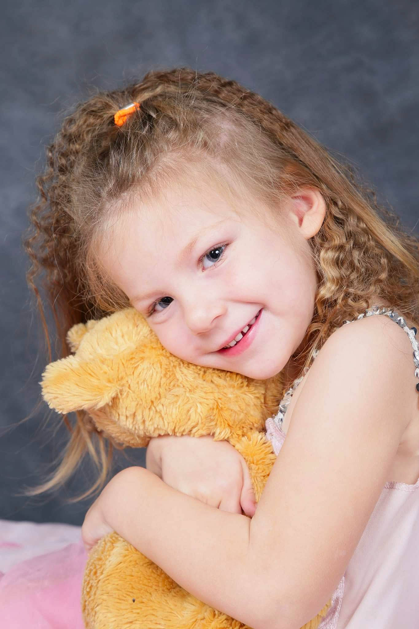 Talya a rejoint le concours — aidez-le/la à gagner de superbes lots ! arm, baby, blond, brown_hair, child, eye, flash_photography, food_craving, fun, gesture, happy, iris, joy, lip, long_hair, people_in_nature, person, sitting, skin, smile