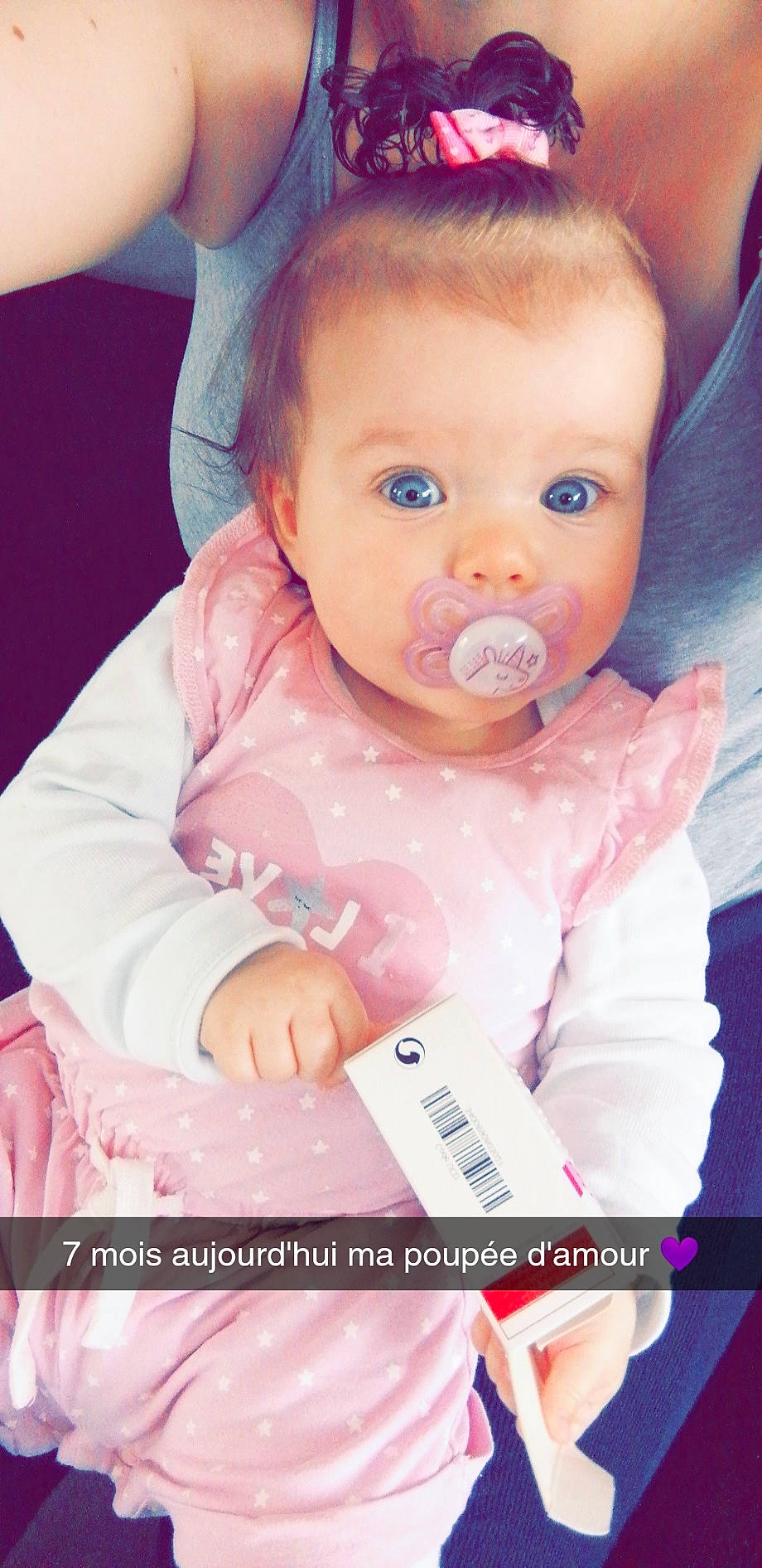 Lola participe au concours pour gagner de l'argent avec cette photo : baby, baby_laughing, baby_making_funny_faces, baby_products, brown_hair, cheek, child, close_up, face, forehead, head, lip, nose, person, photo_caption, pink, product, sitting, skin, smile