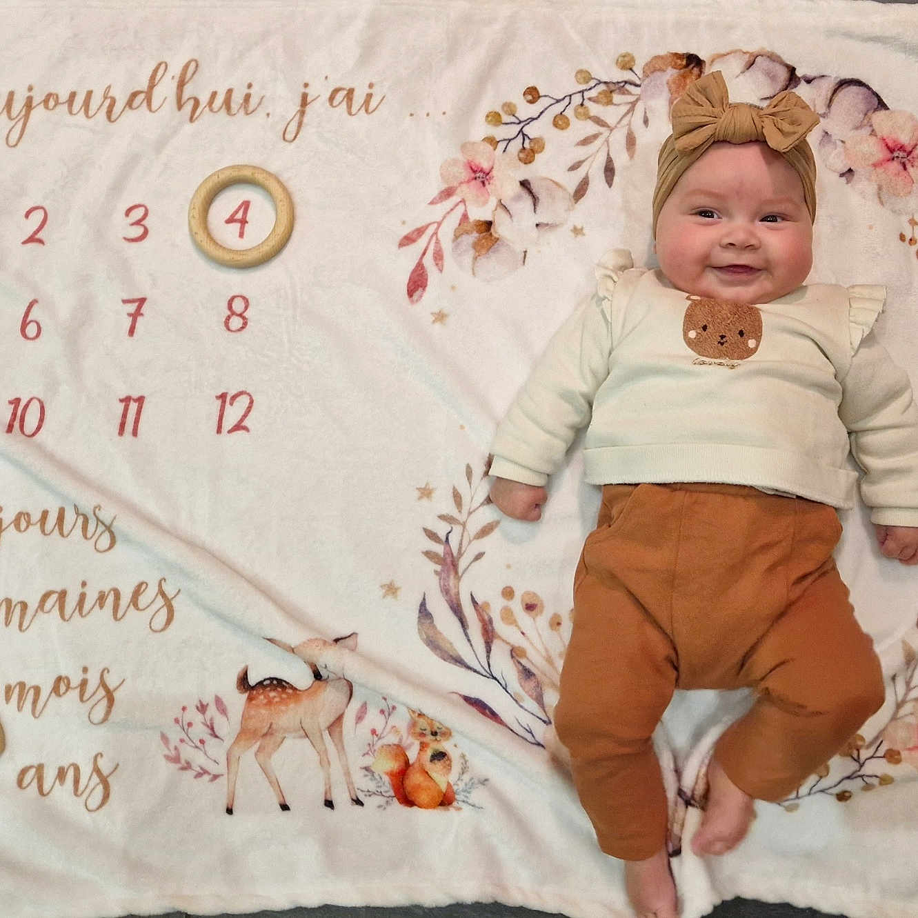 Hanaé participe au concours pour gagner de l'argent avec cette photo : animal, antelope, baby, bed, bird, blanket, clothing, cushion, face, furniture, head, homedecor, indoors, number, pants, person, photography, portrait, t_shirt, text