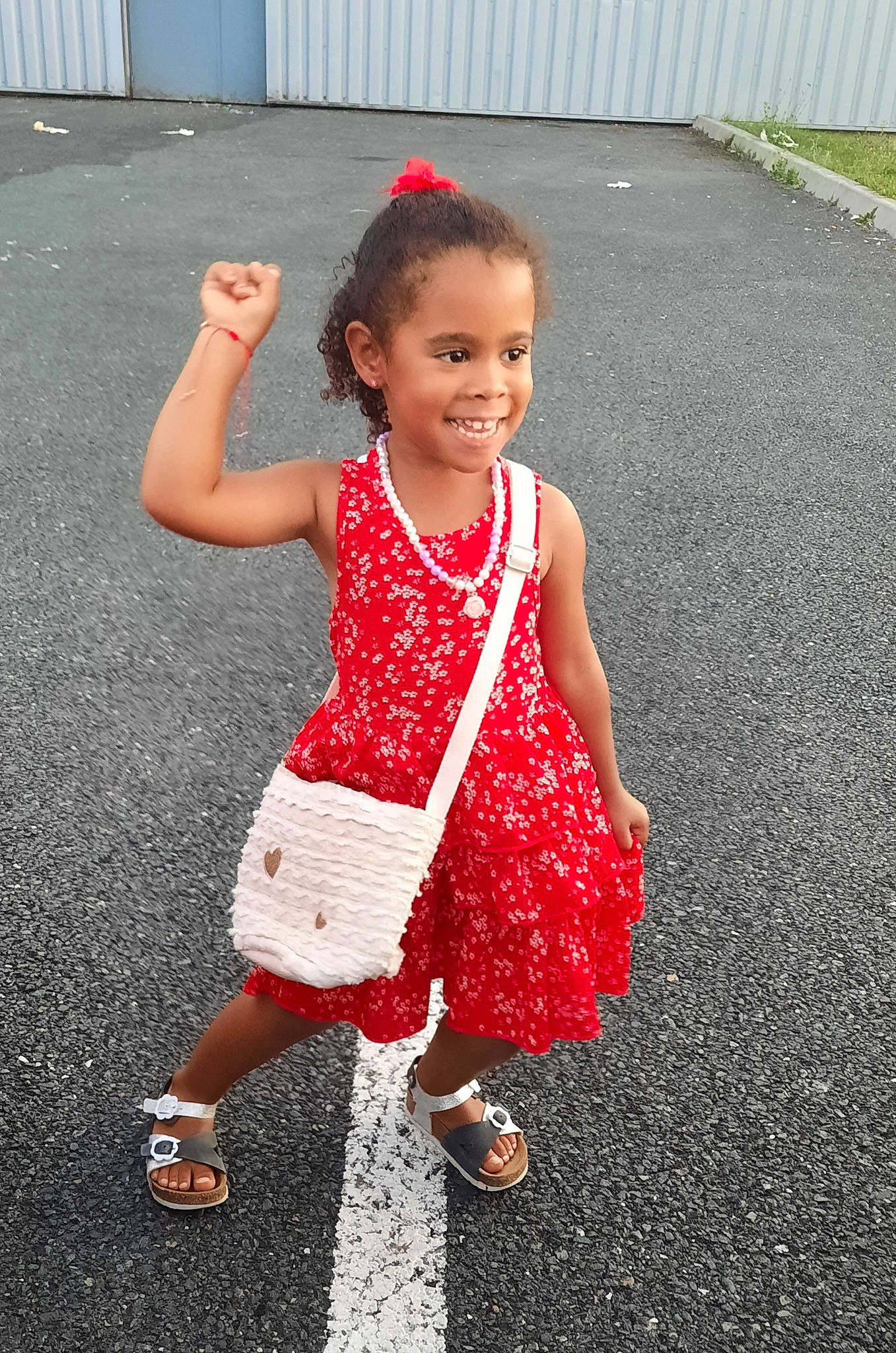 Kélya a rejoint le concours — aidez-le/la à gagner de superbes lots ! arm, asphalt, baby_toddler_clothing, eye, face, facial_expression, fun, gesture, grass, hair, hairstyle, happy, head, joy, person, pink, road_surface, shoe, sleeve, smile