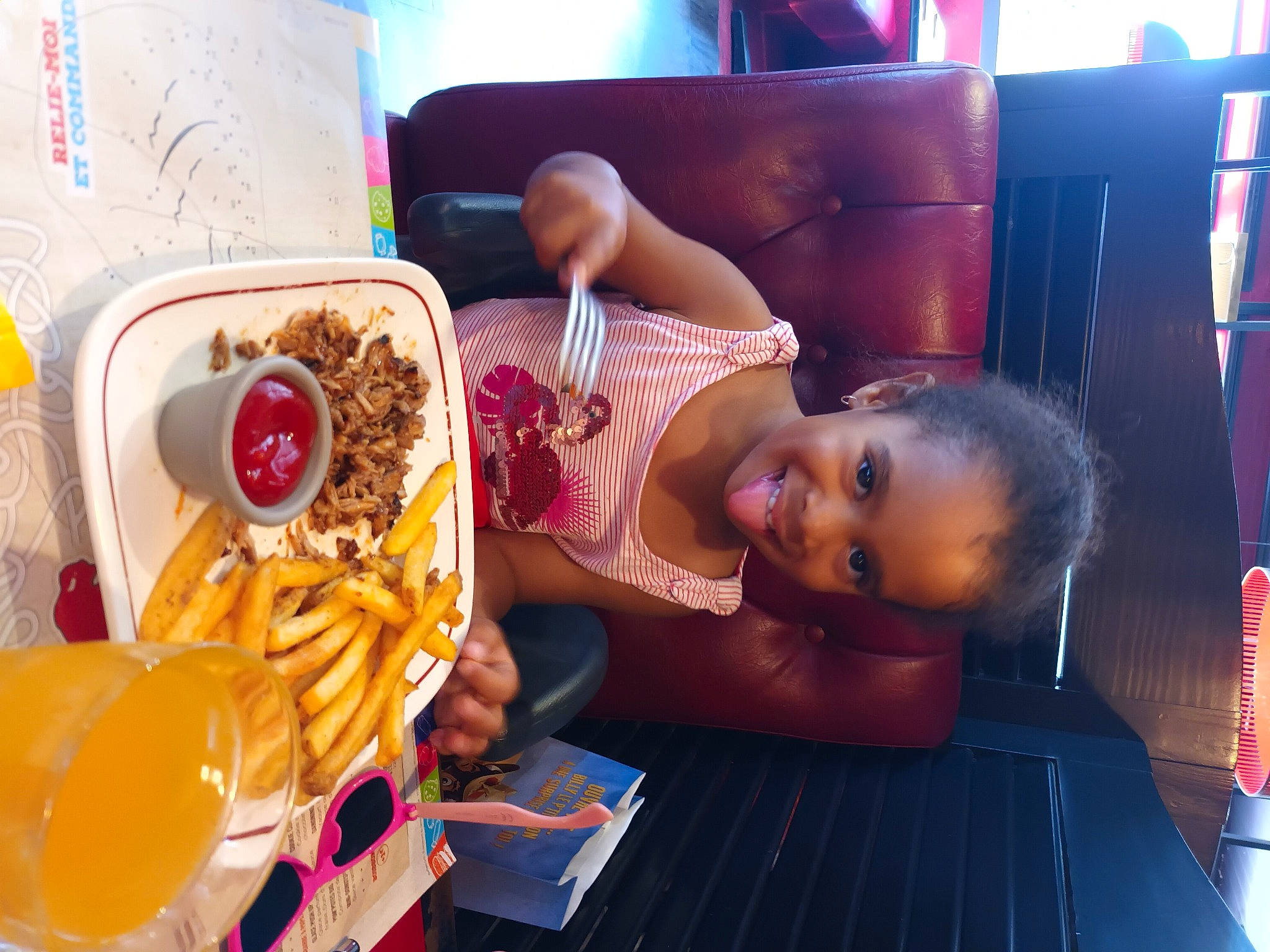 Kélya a rejoint le concours — aidez-le/la à gagner de superbes lots ! baby, bread, child, comfort_food, cuisine, curtain, dish, fast_food, finger_food, food, french_fries, fried_food, fun, ingredient, joy, junk_food, person, room, sandwich, tableware