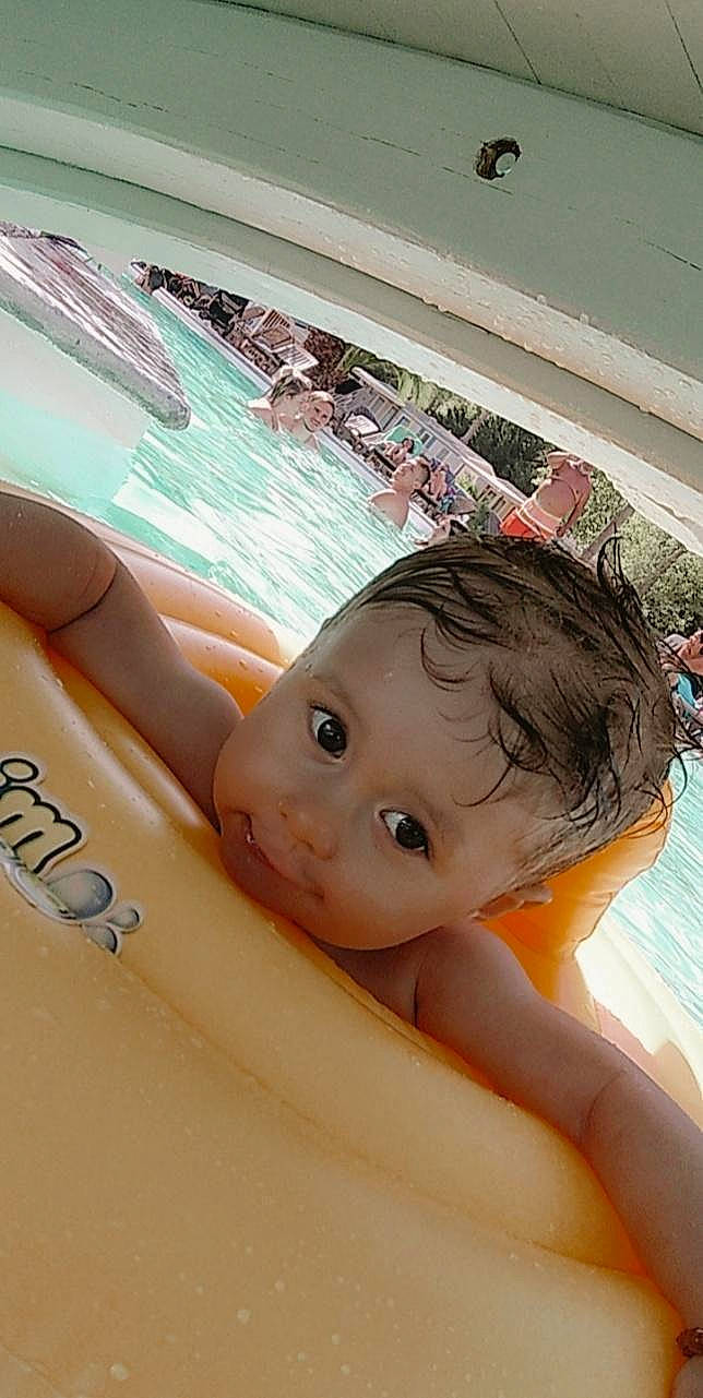Julian participe au concours pour gagner de l'argent avec cette photo : baby, bathing, beauty, black_hair, cheek, chest, chin, eyebrow, eyelash, fun, happy, human_body, leisure, nonbuilding_structure, person, recreation, skin, swimming_pool, thumb, toddler