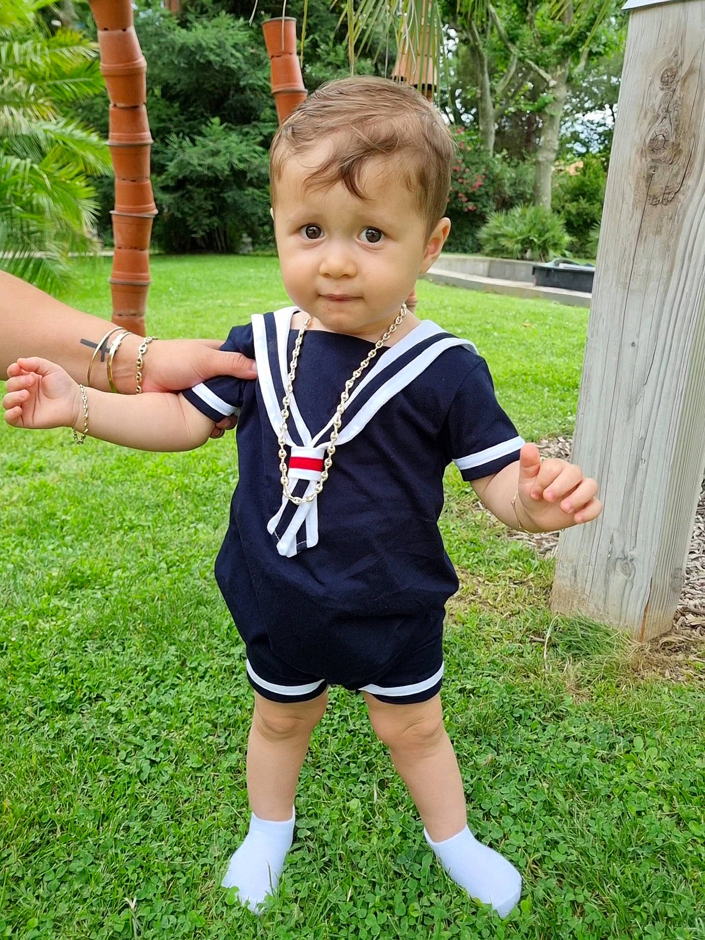 Julian participe au concours pour gagner de l'argent avec cette photo : baby, baby_toddler_clothing, finger, fun, gesture, grass, grass_family, hand, happy, joint, leisure, people_in_nature, person, plant, recreation, shoulder, sleeve, summer, thumb, toddler
