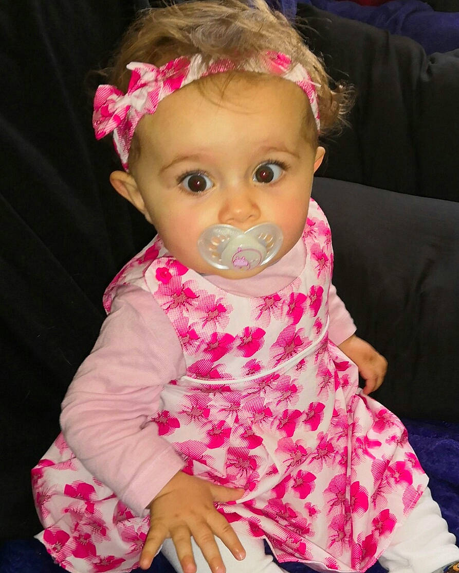 Mayana participe au concours pour gagner de l'argent avec cette photo : baby, baby_toddler_clothing, cheek, child, dress, fashion_accessory, hair_accessory, head, headband, headgear, lip, person, pink, skin, toddler