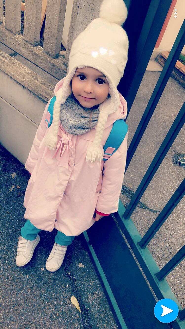 Loredana a rejoint le concours — aidez-le/la à gagner de superbes lots ! blue, cap, child, cool, day, fun, fur, girl, happiness, headgear, headwear, human_hair_color, outerwear, person, photograph, product, skin, smile, snapshot, standing