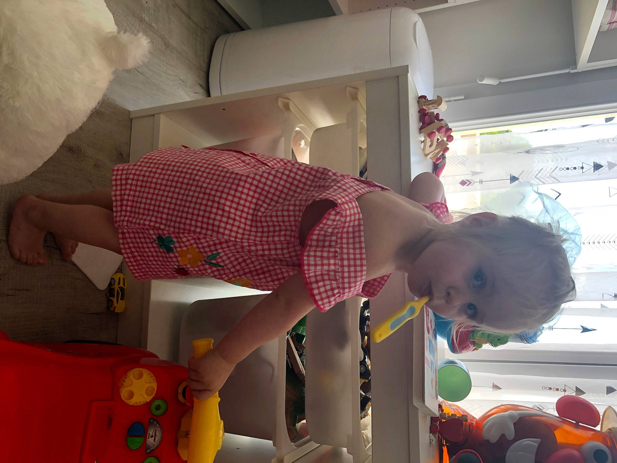 énola participe au concours pour gagner de l'argent avec cette photo : baby, baby_products, baby_toys, bed, ceiling, child, flooring, fun, human_leg, kitchen, leisure, major_appliance, orange, pattern, person, refrigerator, room, t_shirt, toddler, toy