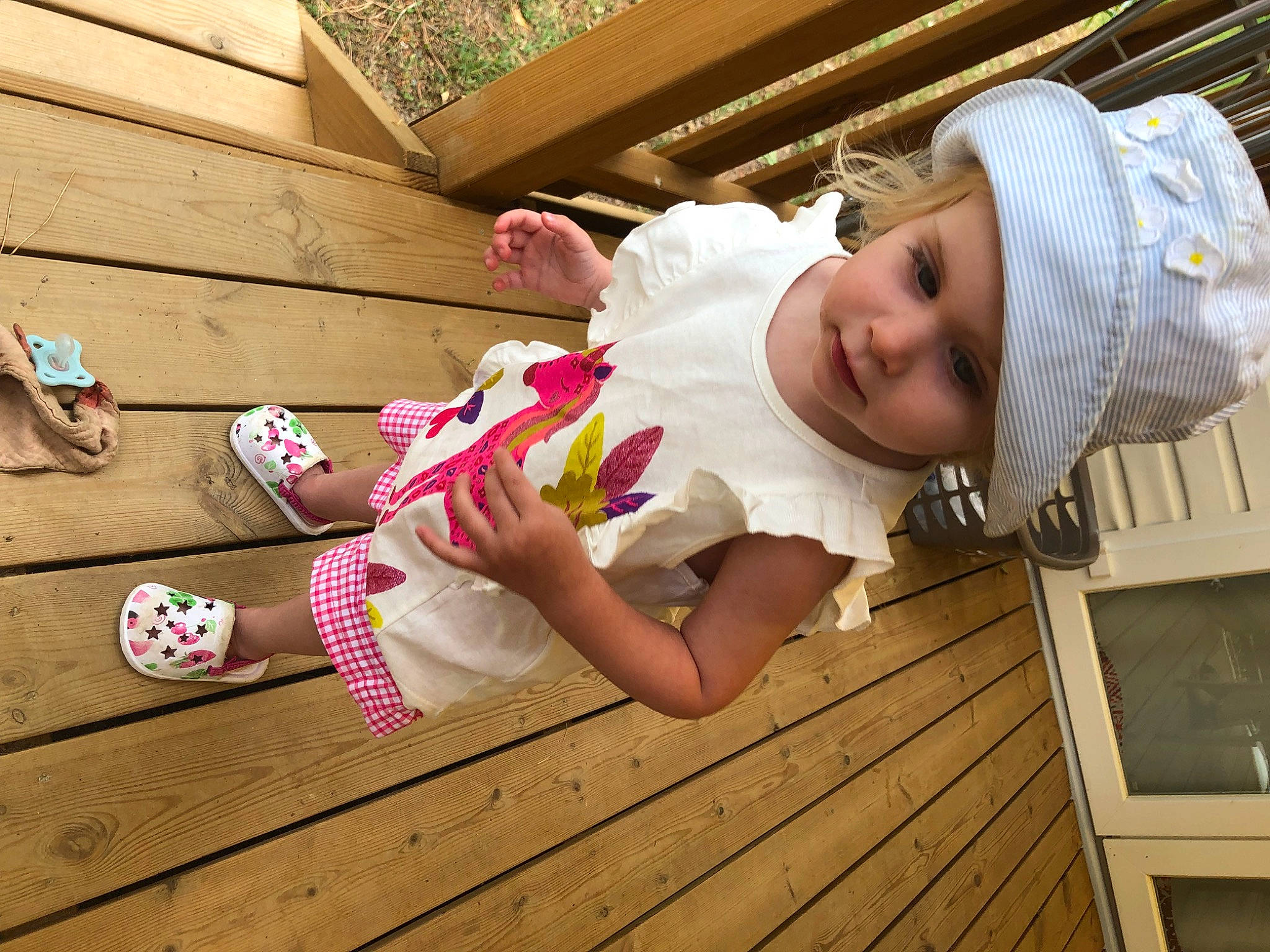 énola participe au concours pour gagner de l'argent avec cette photo : baby, baby_toddler_clothing, carmine, child, flooring, foot, fun, happy, hardwood, headwear, human_leg, pattern, person, pink, product, skin, sock, sun_hat, thigh, toddler