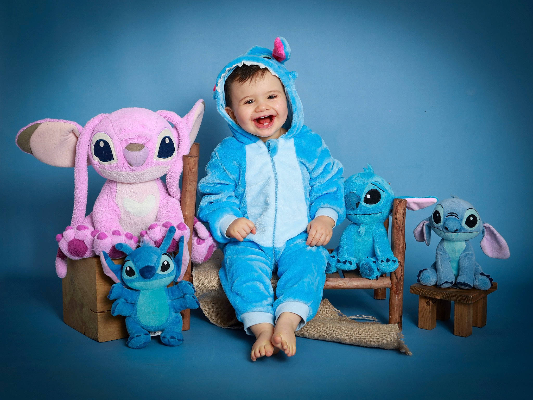 Alexis a rejoint le concours — aidez-le/la à gagner de superbes lots ! baby, baby_toddler_clothing, clothing, doll, event, fun, happy, head, human_body, joy, mammal, person, pink, product, skin, smile, standing, stuffed_toy, textile, toddler