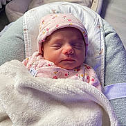 Léna a rejoint le concours — aidez-le/la à gagner de superbes lots ! baby, bedroom, blanket, child, clothing, comfort, cozy, cushion, cute, face, hat, indoors, infant, newborn, peaceful, portrait, resting, sleeping, soft_lighting, wrapped