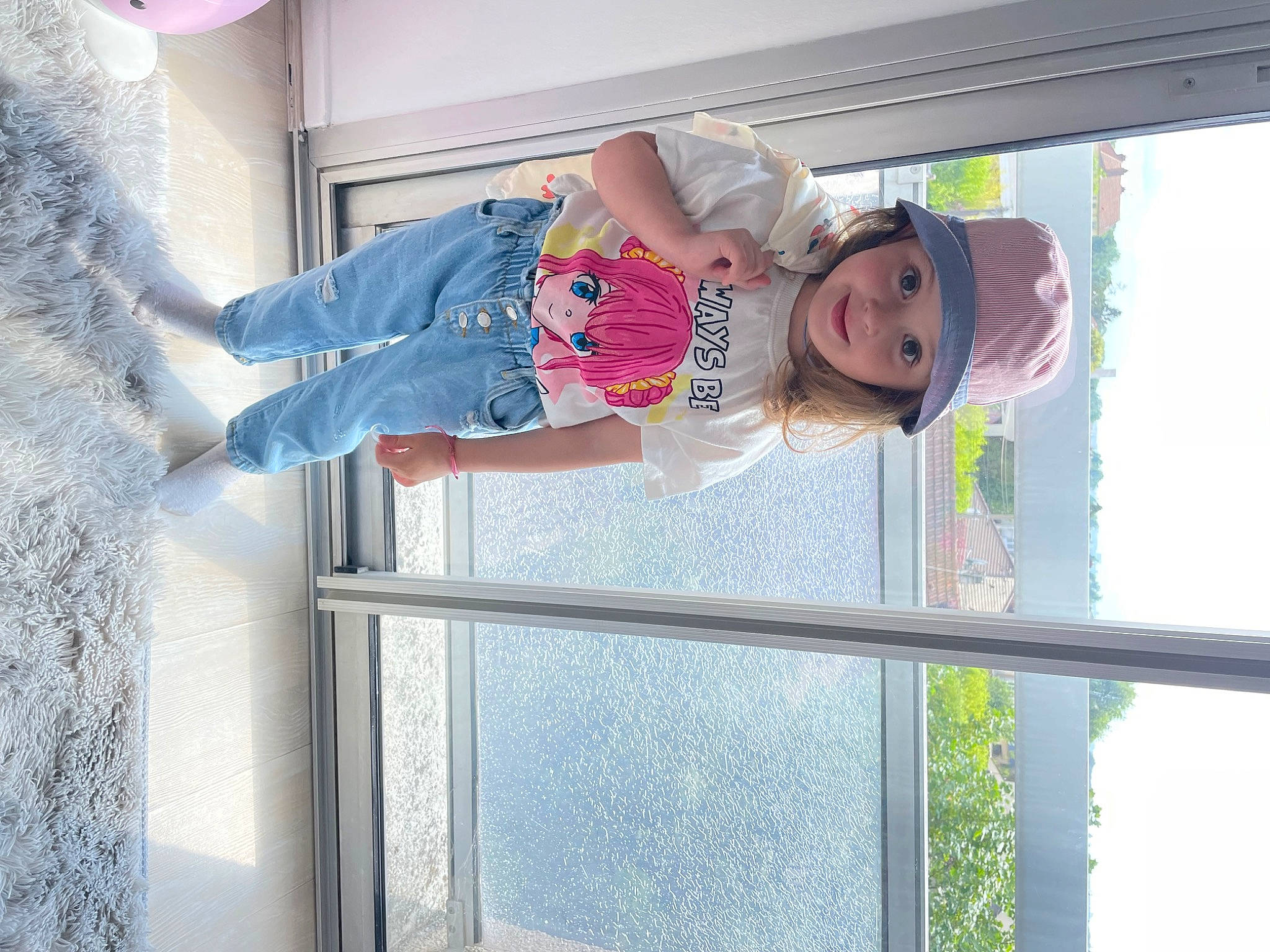Amelia participe au concours pour gagner de l'argent avec cette photo : baby, baby_toddler_clothing, building, child, fun, happy, hat, headwear, house, leisure, person, plant, room, sky, smile, toddler, tree, vacation, window, wood