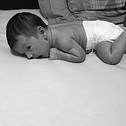 Diego a rejoint le concours — aidez-le/la à gagner de superbes lots ! arm, baby, beauty, black, black_and_white, child, eye, hand, head, joint, leg, monochrome, photograph, photography, skin, sleep, snapshot, toddler, tummy_time, white