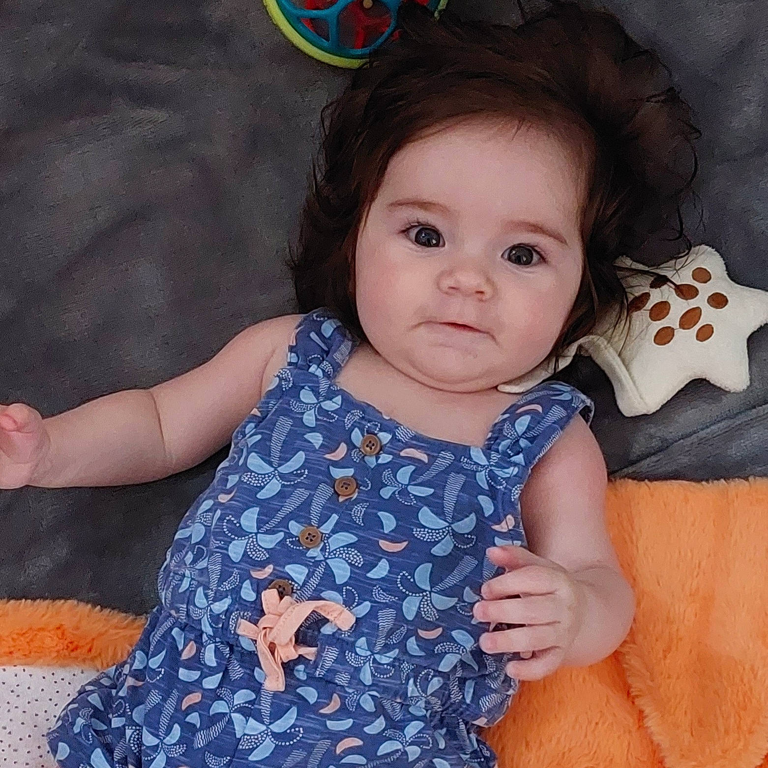 Elena participe au concours pour gagner de l'argent avec cette photo : arm, baby, baby_toddler_clothing, cheek, child, eye, eyelash, finger, gesture, hand, happy, iris, lip, nose, organ, person, skin, sleeve, t_shirt, thumb