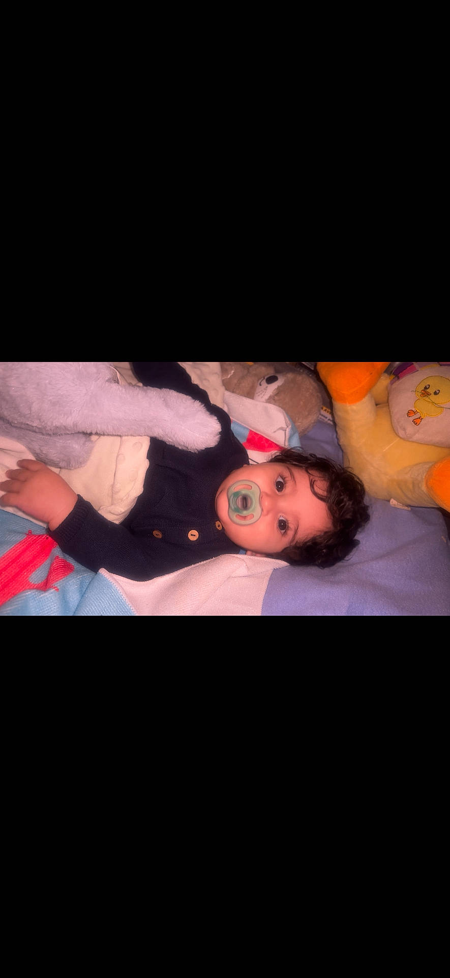 Malek a rejoint le concours — aidez-le/la à gagner de superbes lots ! baby, bed, blanket, child, comfort, cozy, curly_hair, cute, face, indoor, infant, lying_down, pacifier, plush, portrait, resting, sleepwear, soft_toys, stuffed_animals, toddler