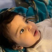 Malek a rejoint le concours — aidez-le/la à gagner de superbes lots ! baby, child, face, portrait, curious, lying_down, blanket, blue_blanket, striped_blanket, white_clothing, infant, young_child, indoors, soft_lighting, closeup, expression, cute, small_hands, head, eyes