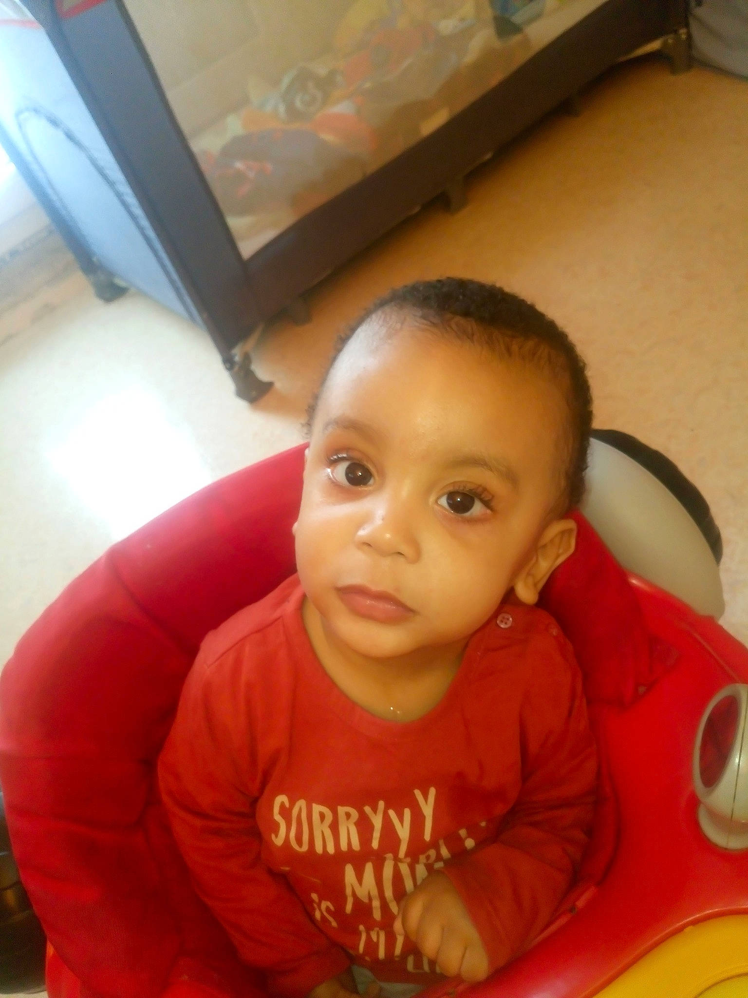 Léovan participe au concours pour gagner de l'argent avec cette photo : baby, cheek, child, eye, face, forehead, head, lip, mouth, nose, person, sitting, skin, smile, toddler