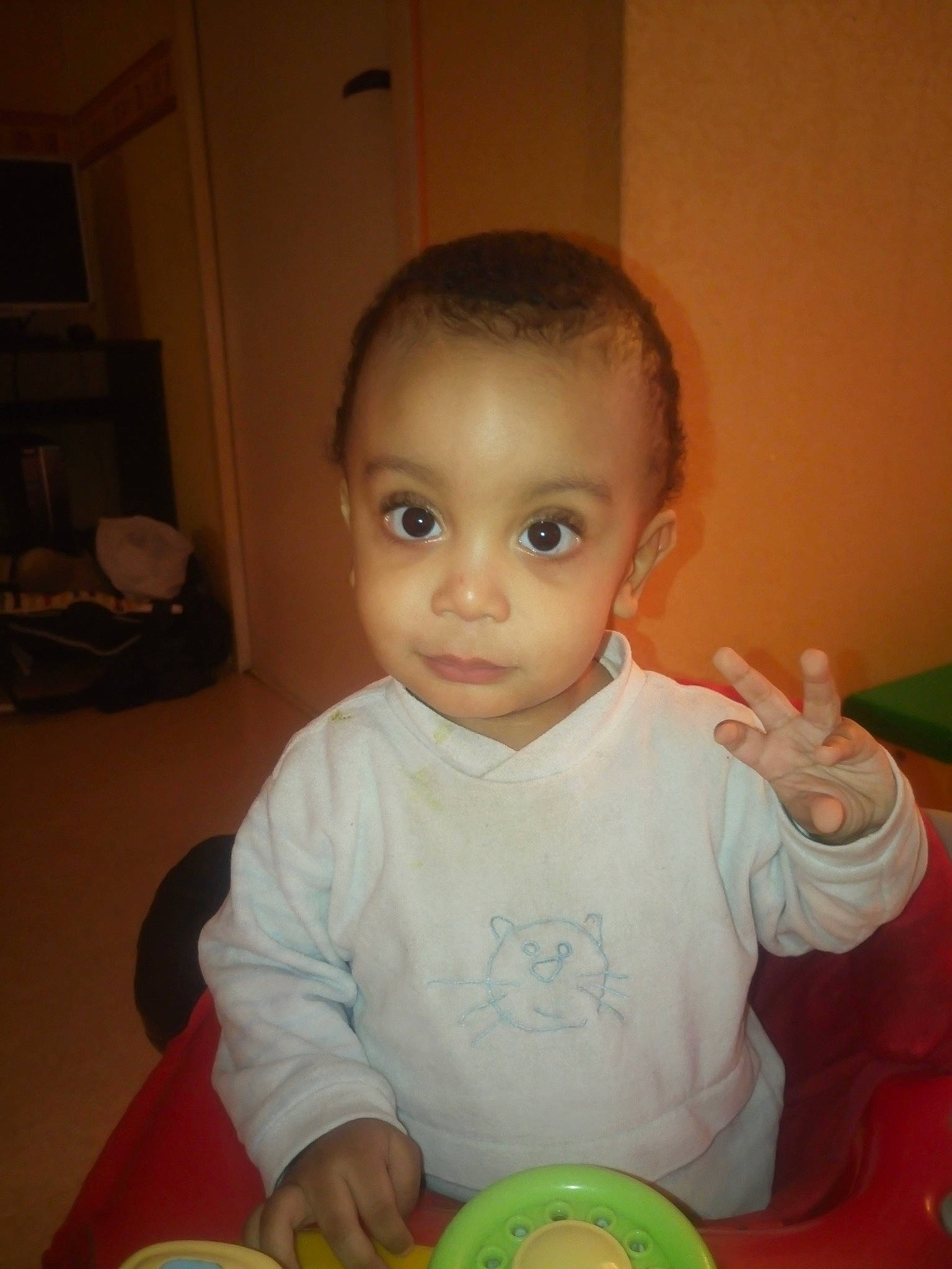 Léovan participe au concours pour gagner de l'argent avec cette photo : baby, baby_food, cheek, child, comfort_food, eating, face, iris, lip, person, play, skin, smile, tableware, toddler